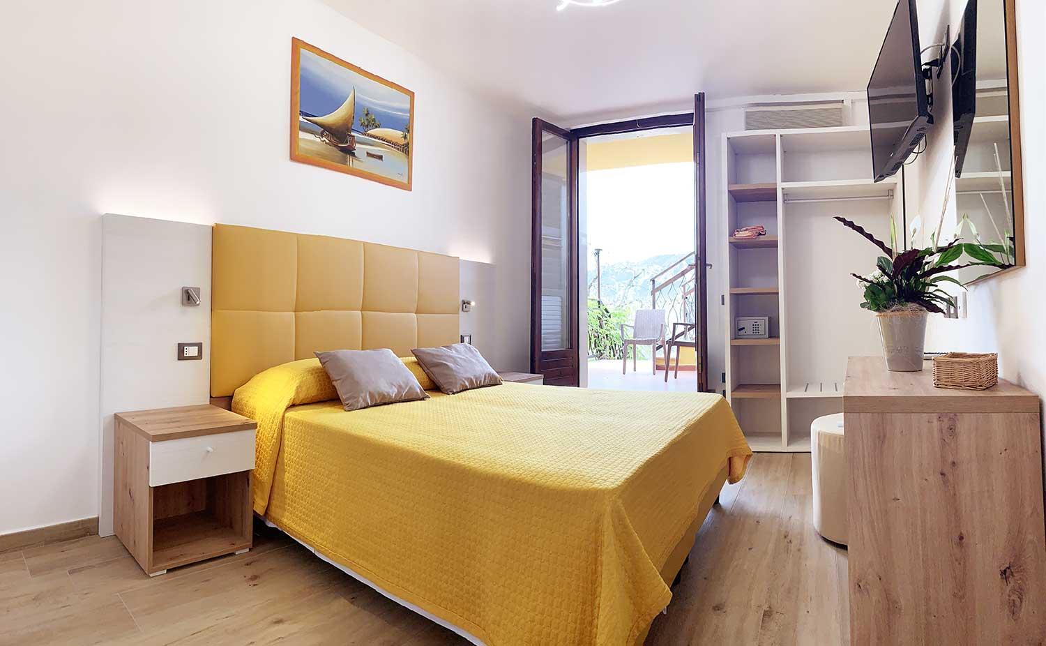 Double or Twin Room with Lake View - Photo 6