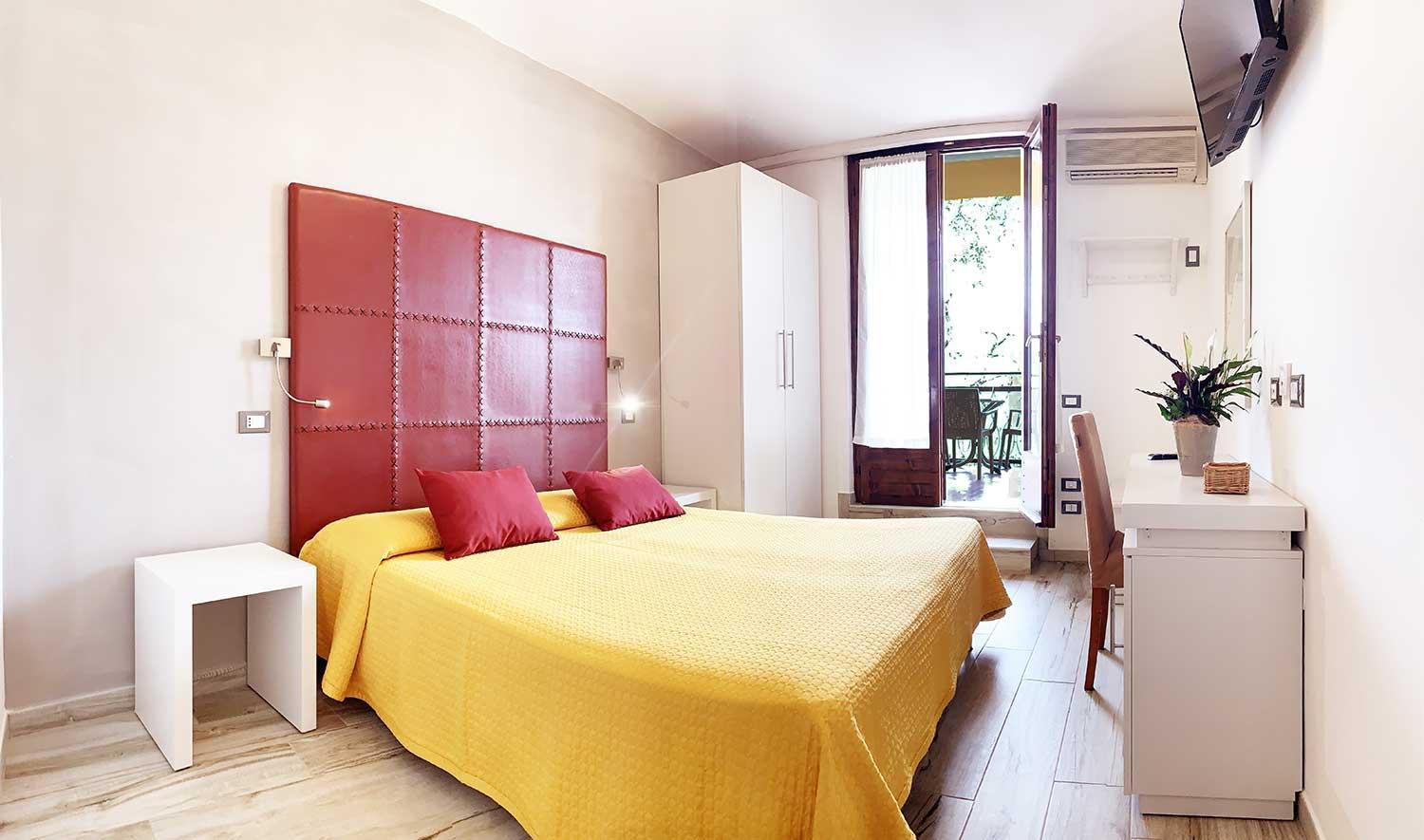 Double or Twin Room with Lake View - Photo 3