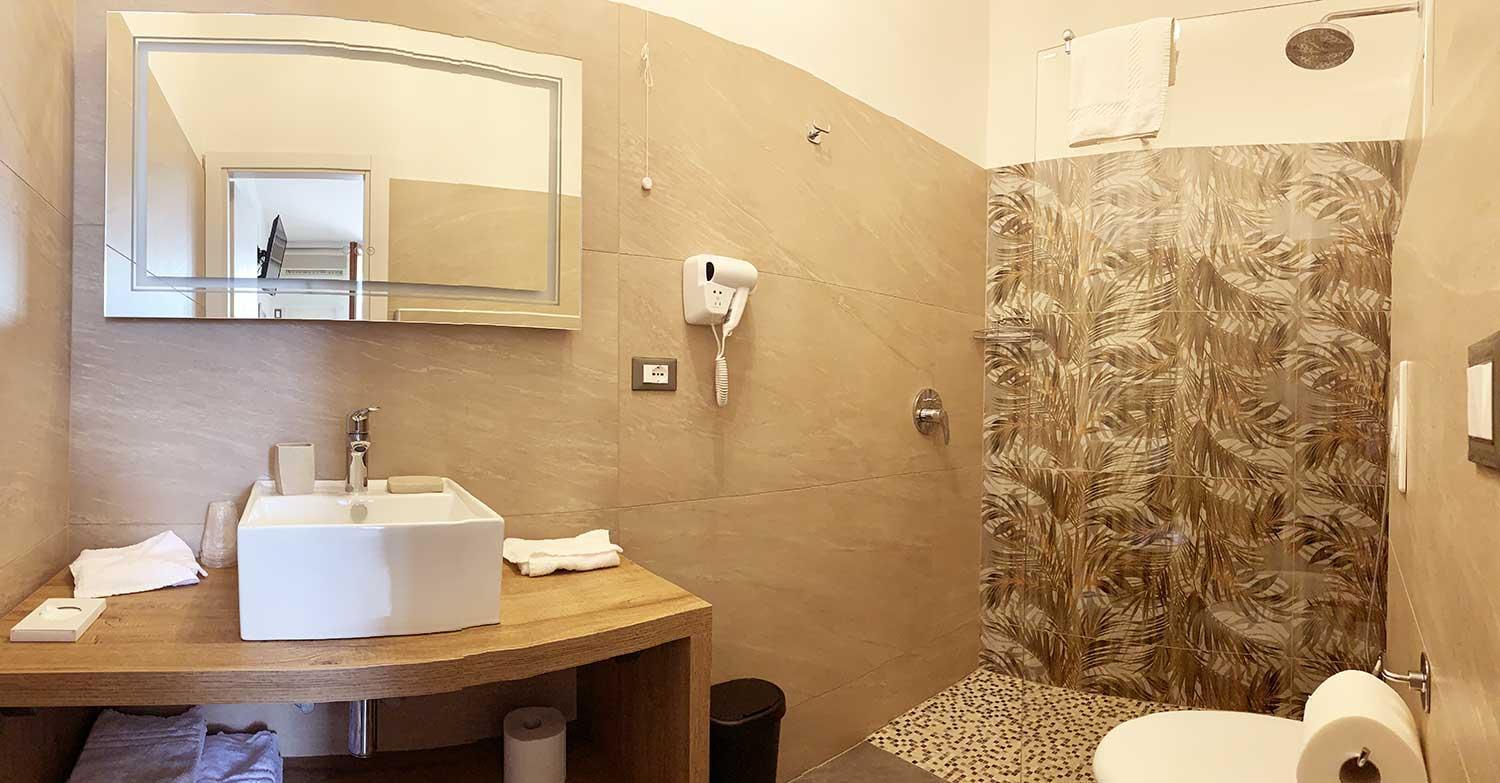 Double or Twin Room with Lake View - Photo 7