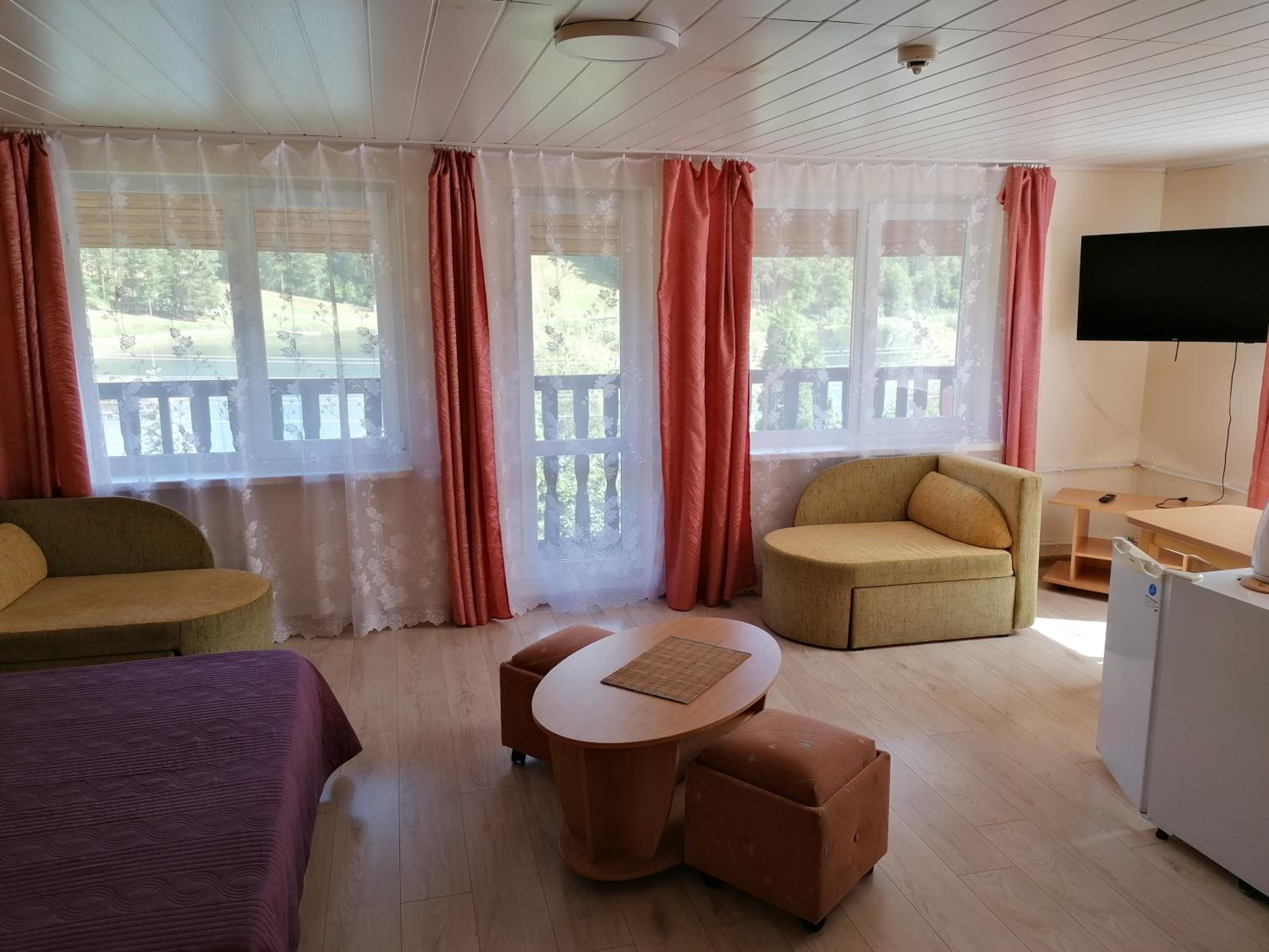 Family Room with Lake View - Photo 5