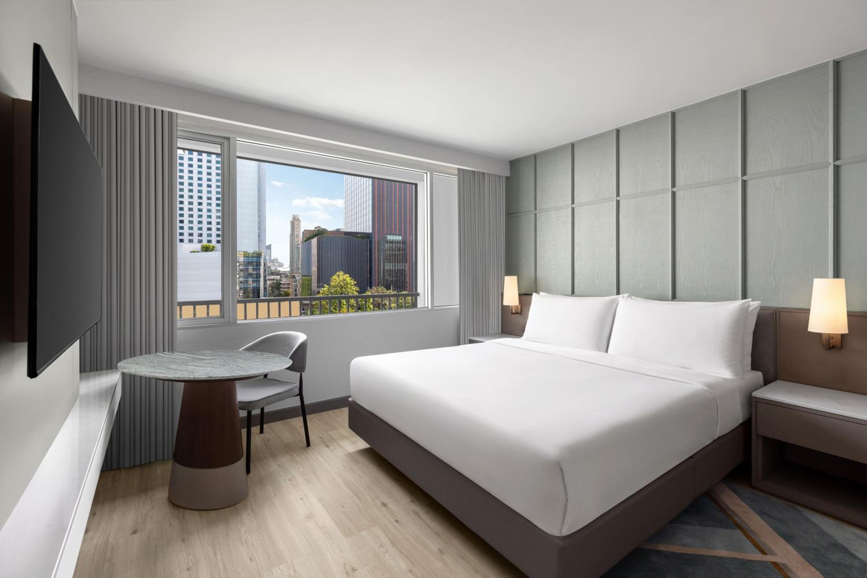 Deluxe King Room with Bathtub and City View “Free Club Benefits” photo 3