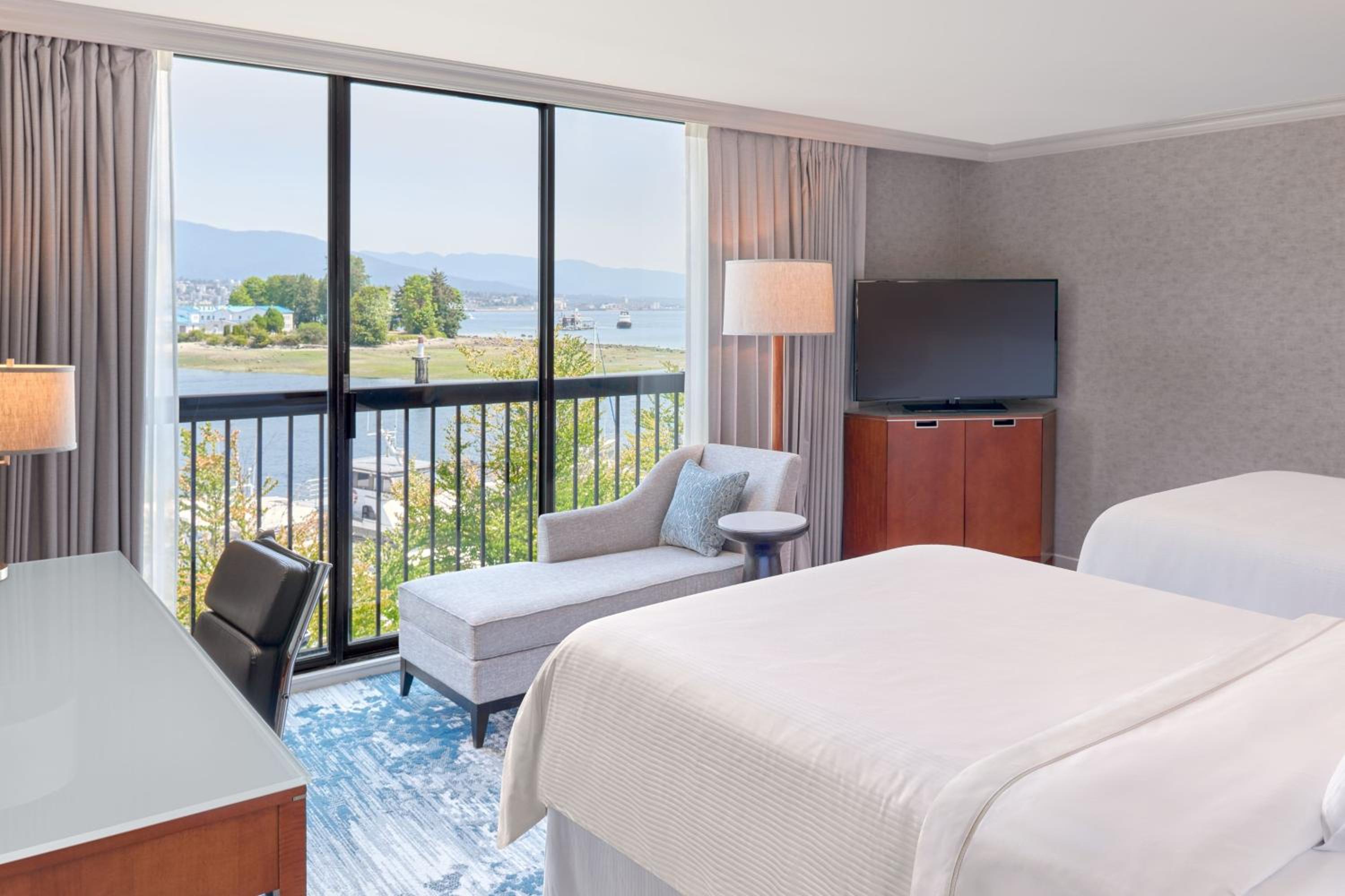 Deluxe Guest Room, 2 Double, Harbor & Mountain View - Photo 2