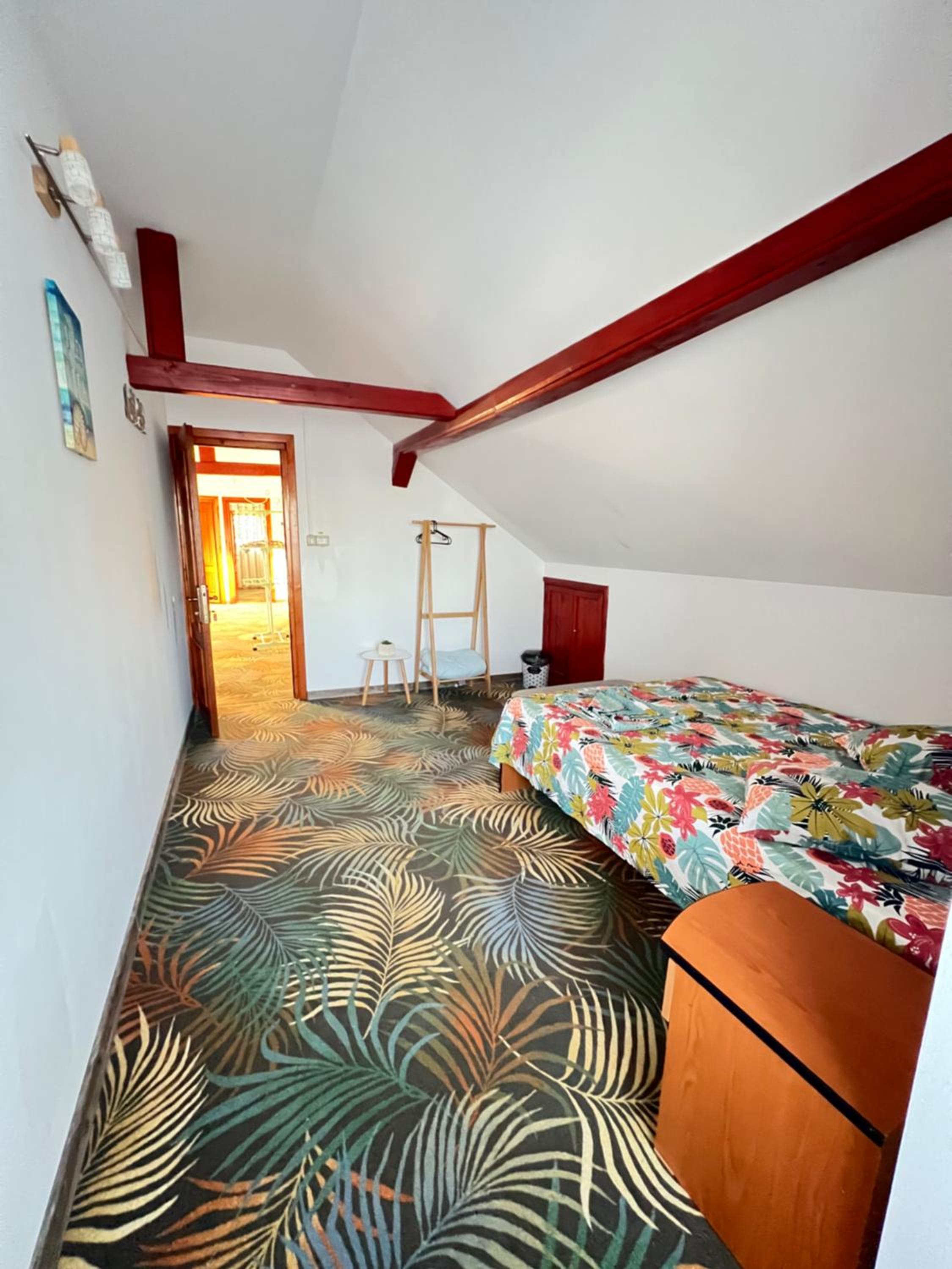 Five-Bedroom House photo 1