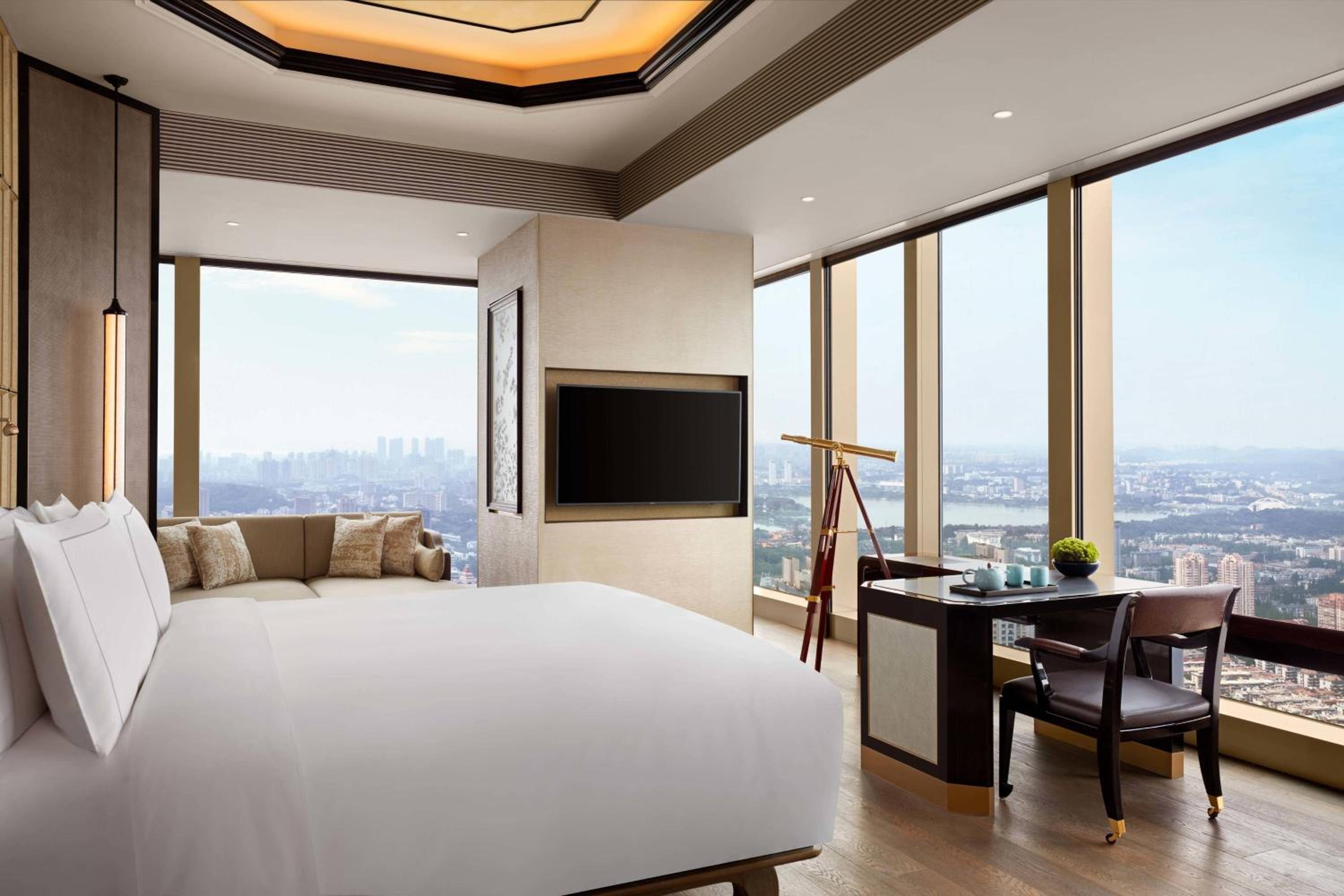 Premier King Lakeview