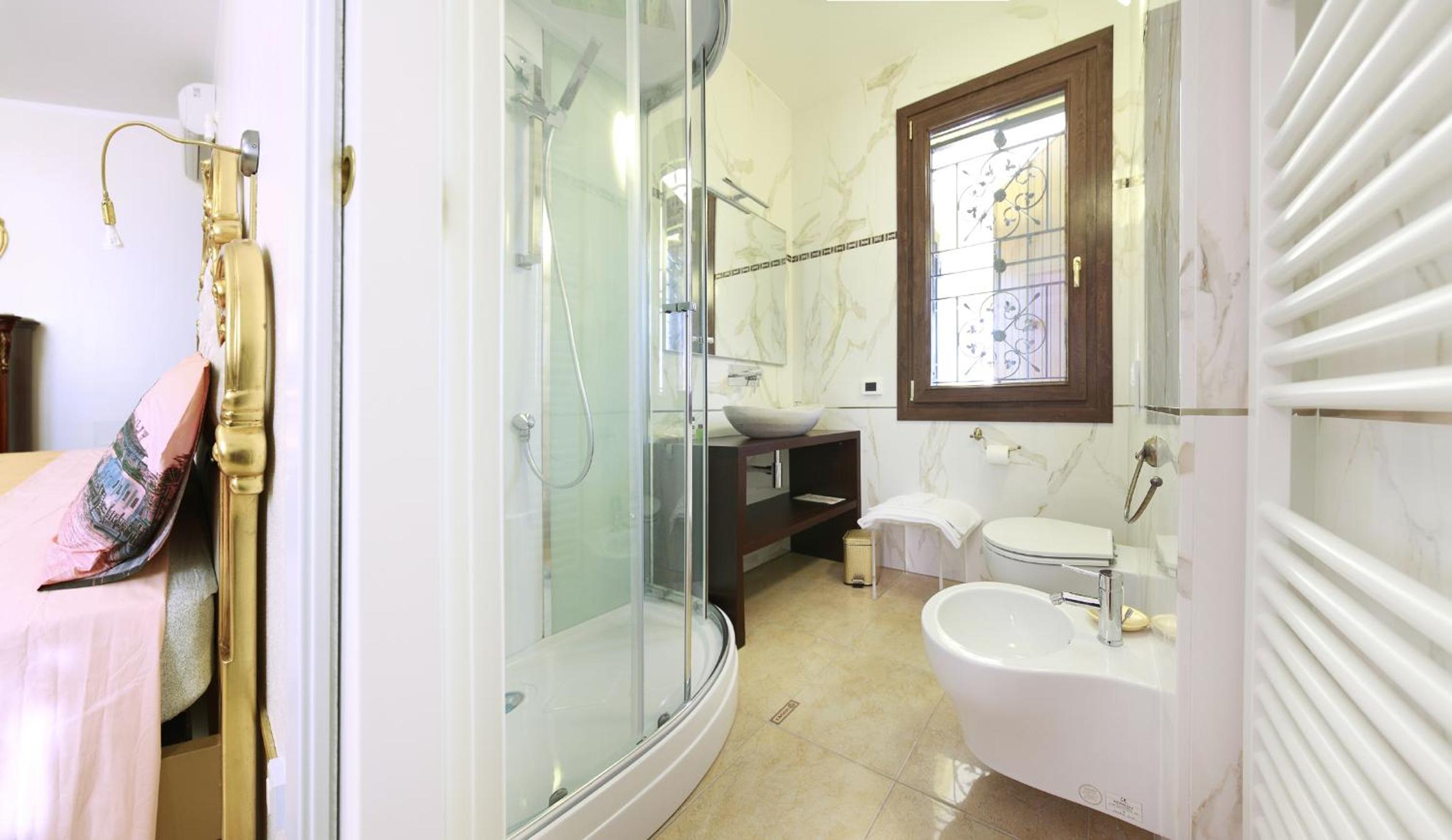 Twin Room with Private Bathroom photo 2