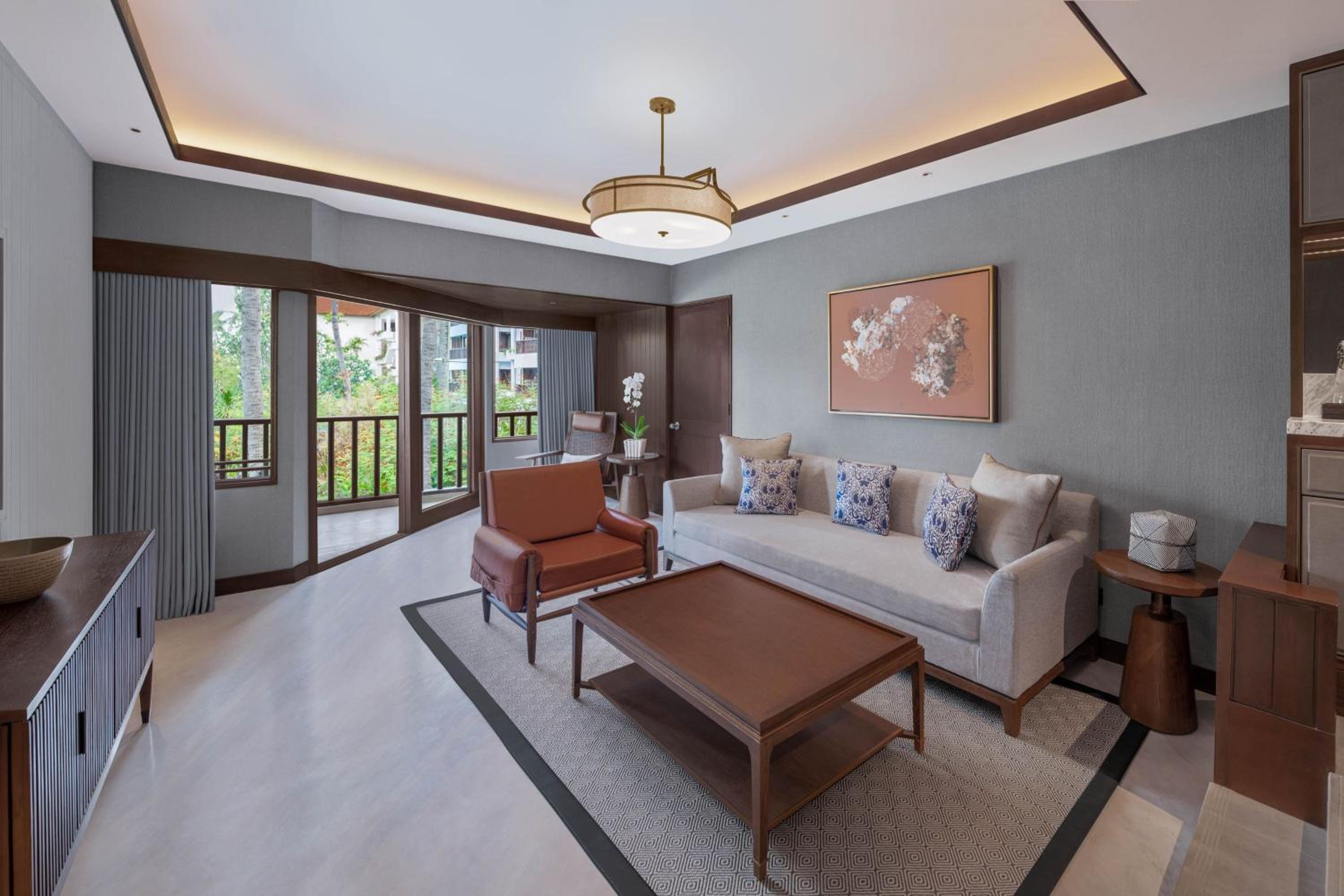 Executive Suite, 1 Bedroom Suite, 1 King, Balcony with Free Daily Activity