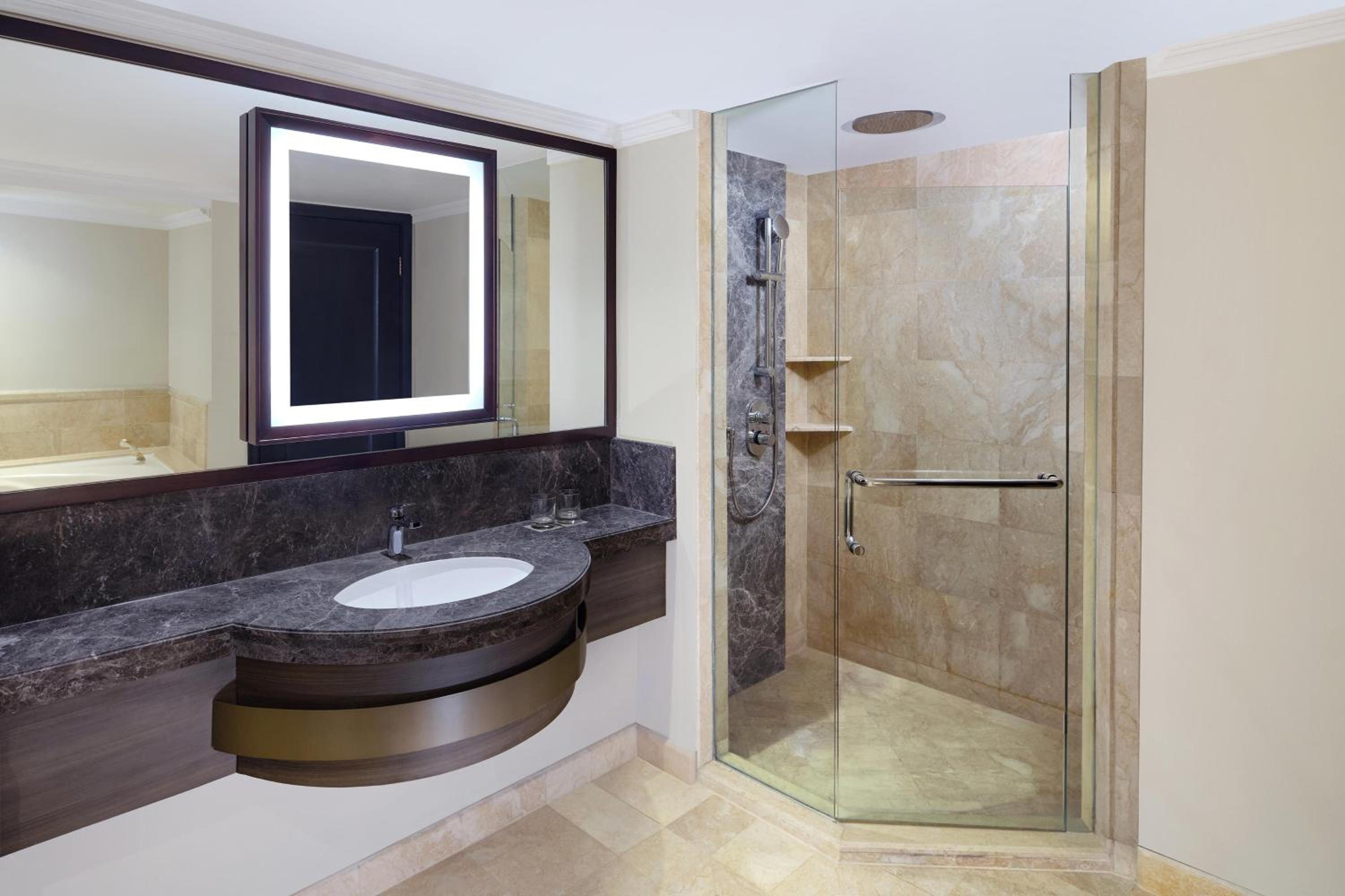 Executive Suite - Photo 3