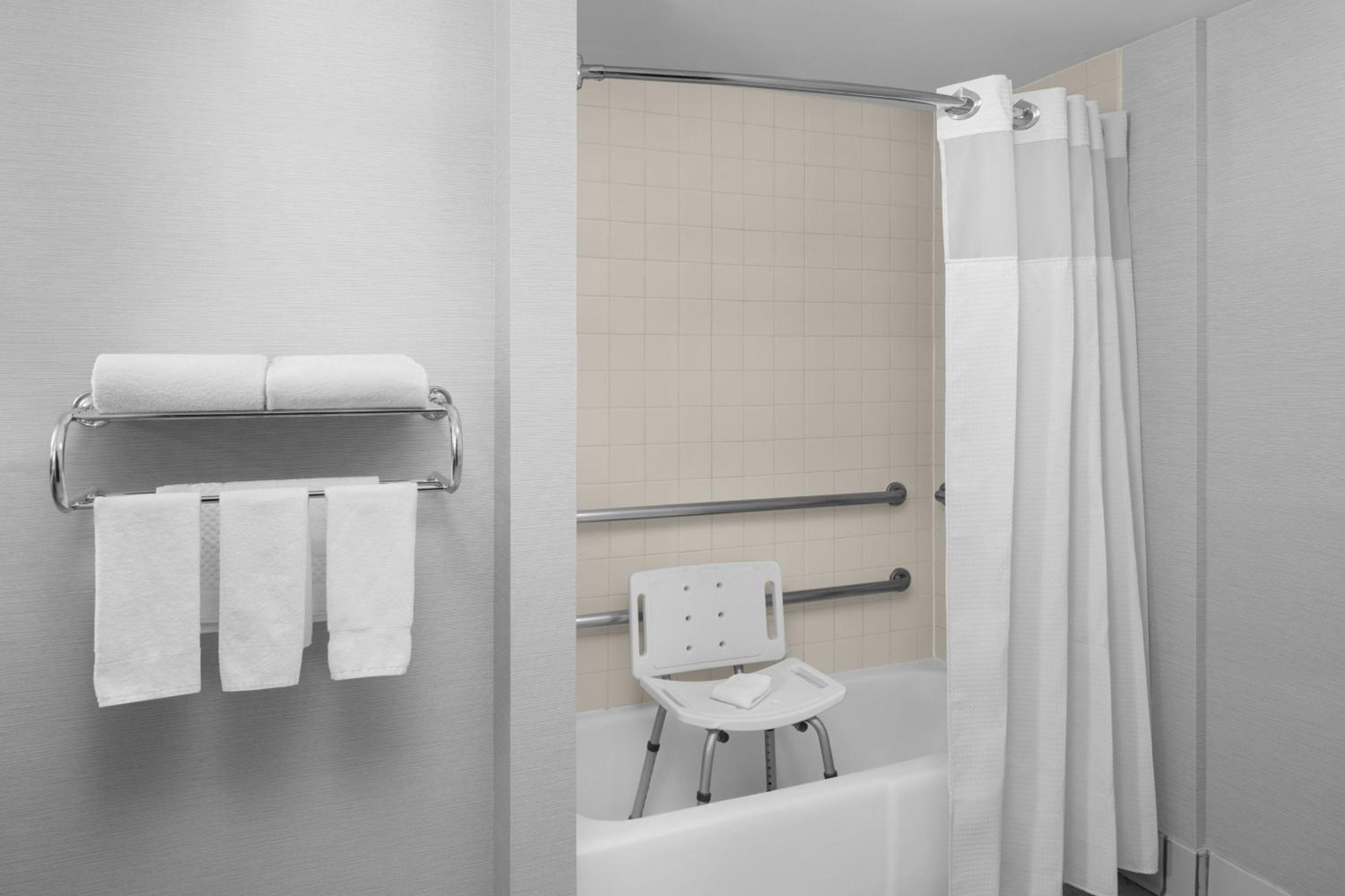 Queen Room - Disability Access - Photo 4