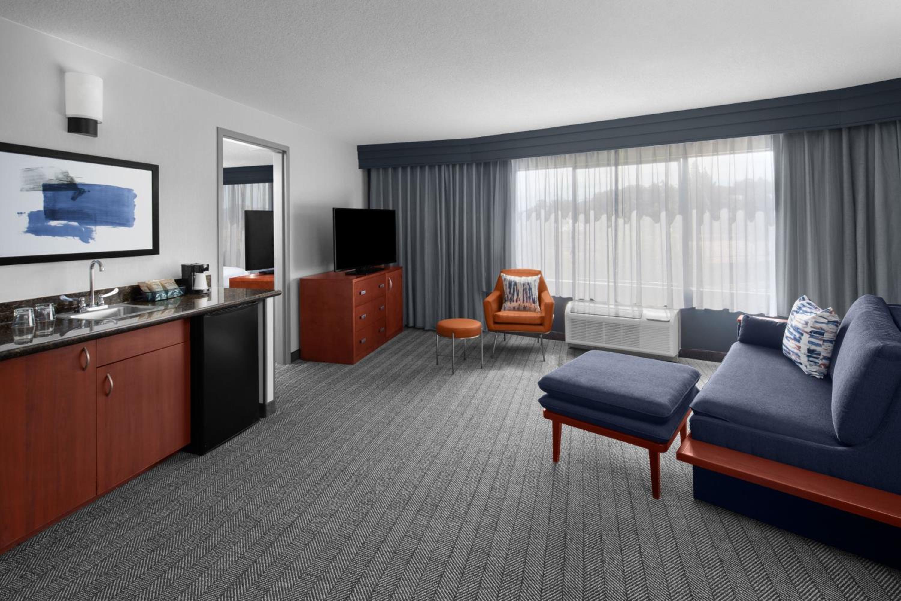 One-Bedroom King Suite with Courtyard View and Sofa Bed photo 1