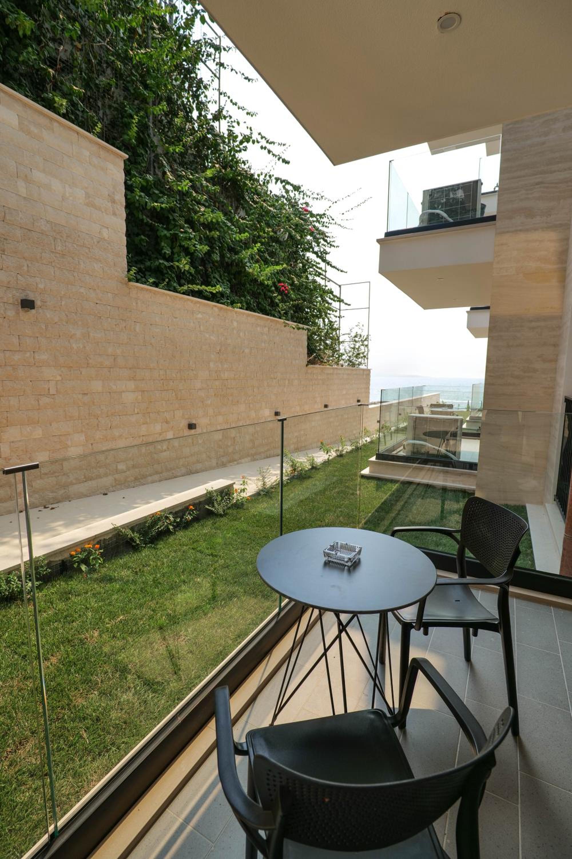 Deluxe One-Bedroom Apartment with Ocean View photo 2