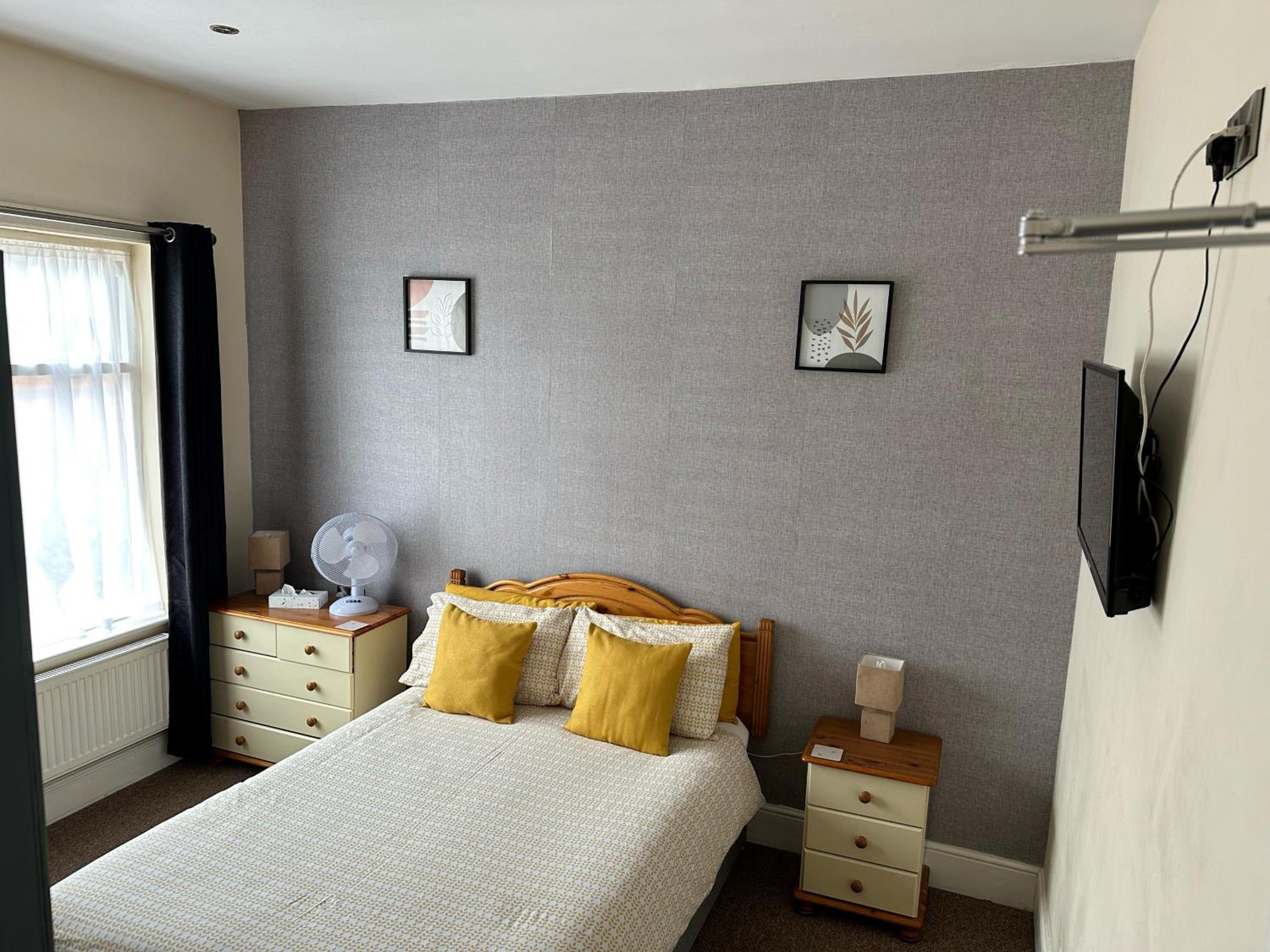 Deluxe Double Room with Shower - Photo 5