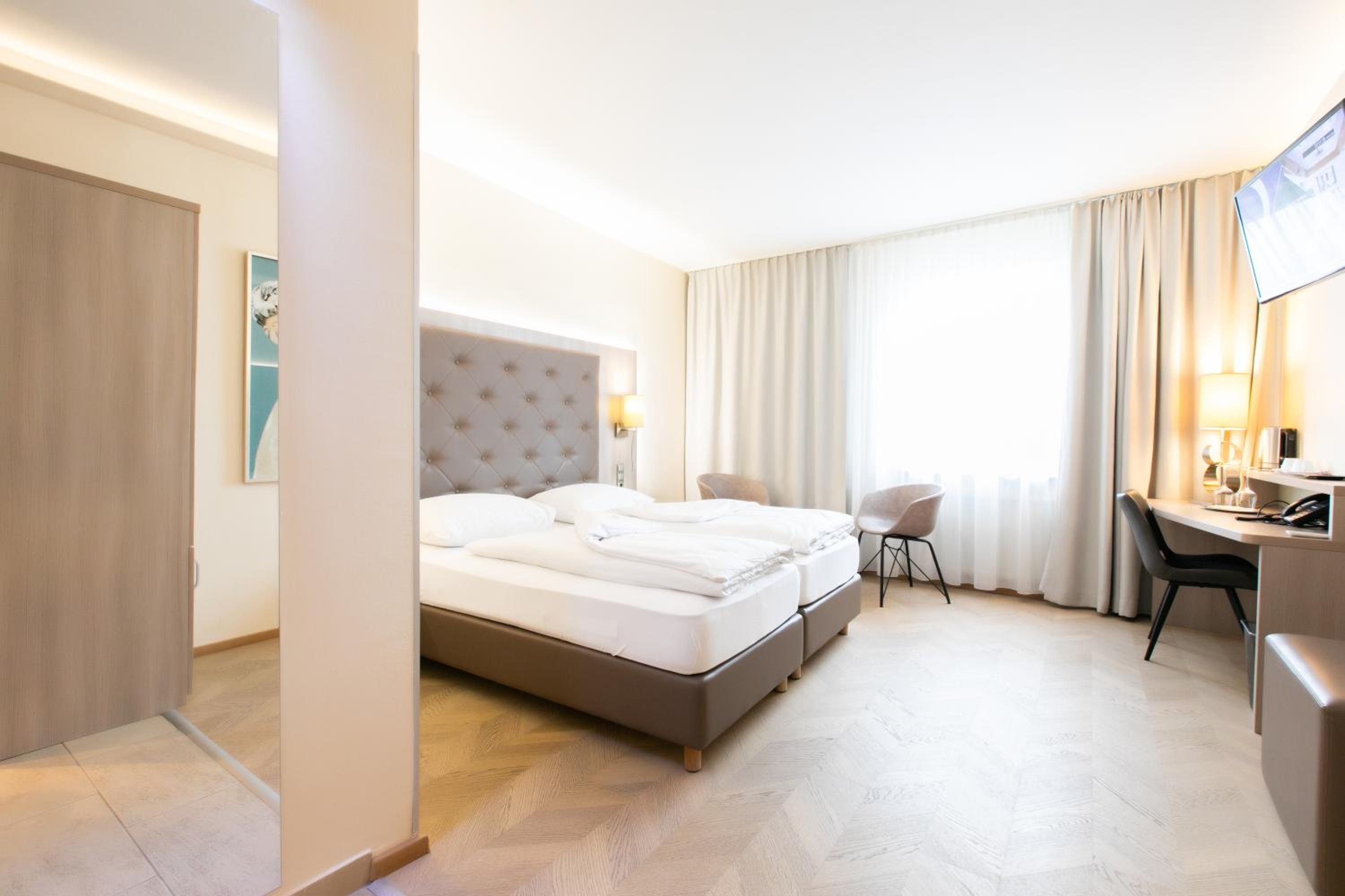Large Double Room - Photo 3