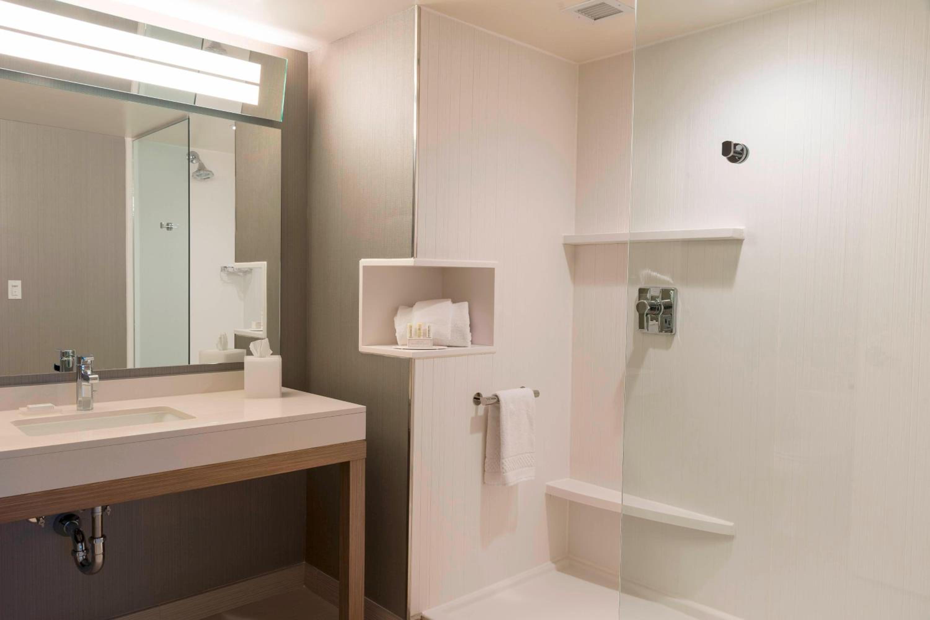 Queen Room with Two Queen Beds - Hearing Accessible photo 3