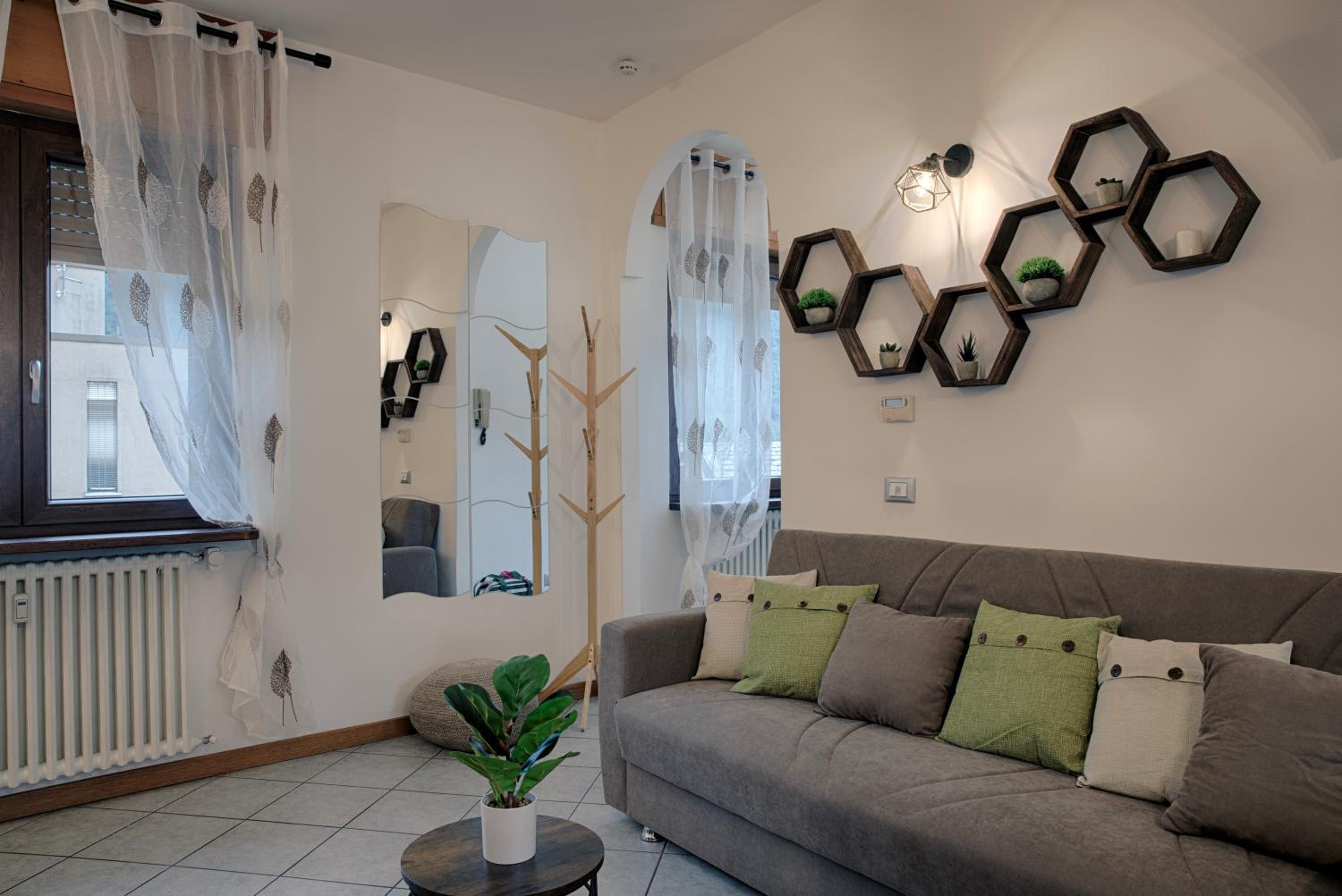One-Bedroom Apartment photo 1