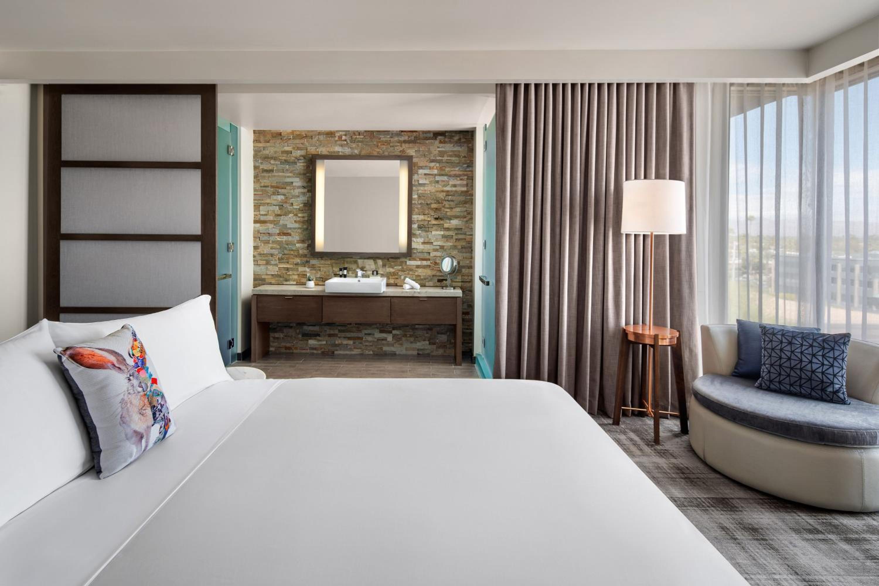 Standard King Room with Oldtown View - Photo 5