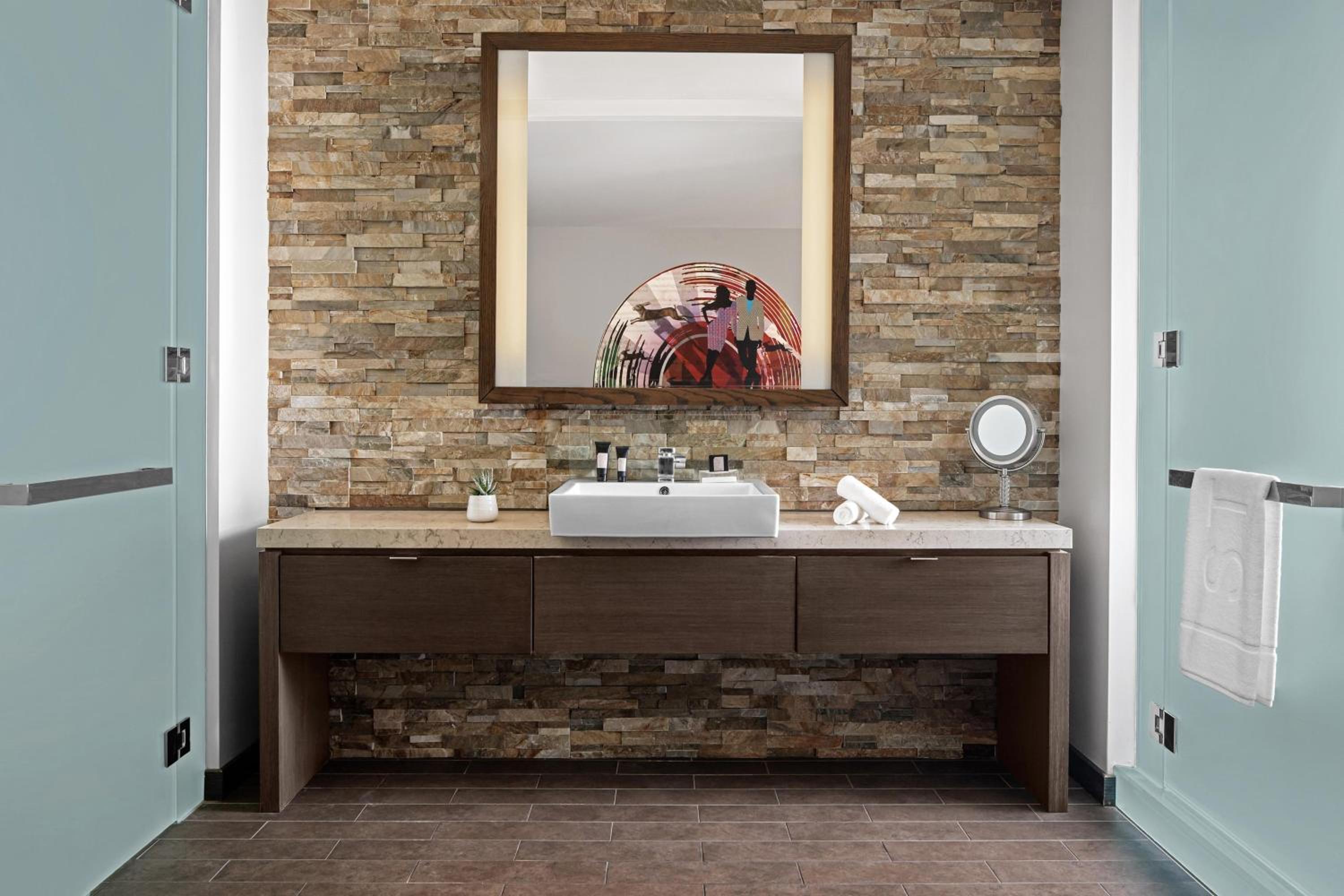 Standard King Room with Oldtown View - Photo 3