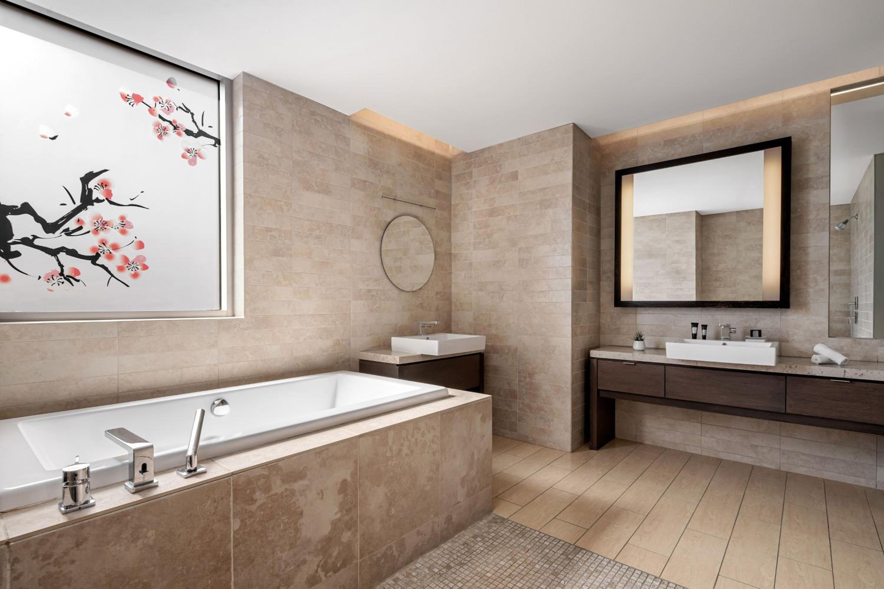 One-Bedroom Supreme King Suite with View - Photo 3