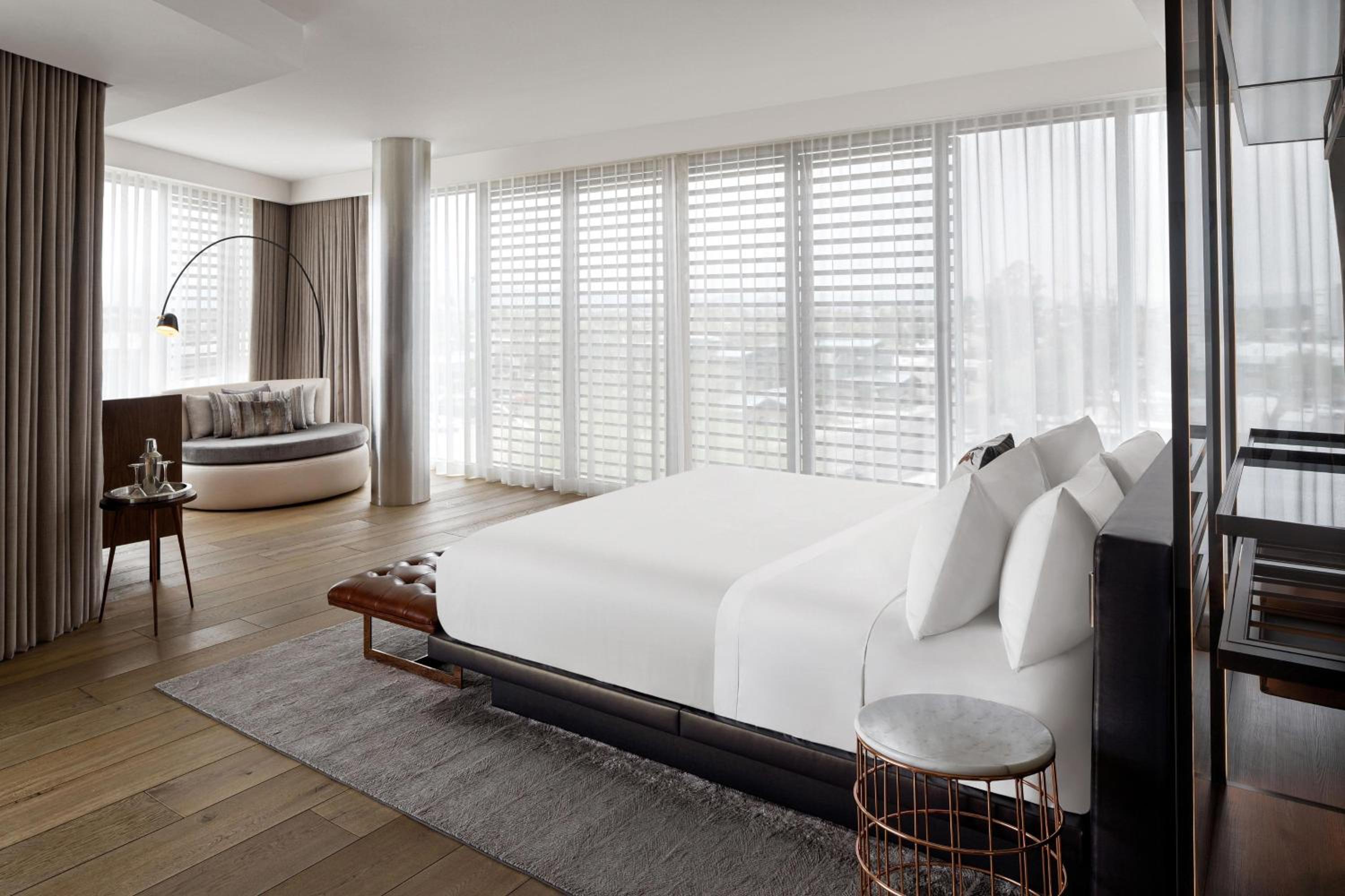Premier King Suite with View and Balcony - Photo 6