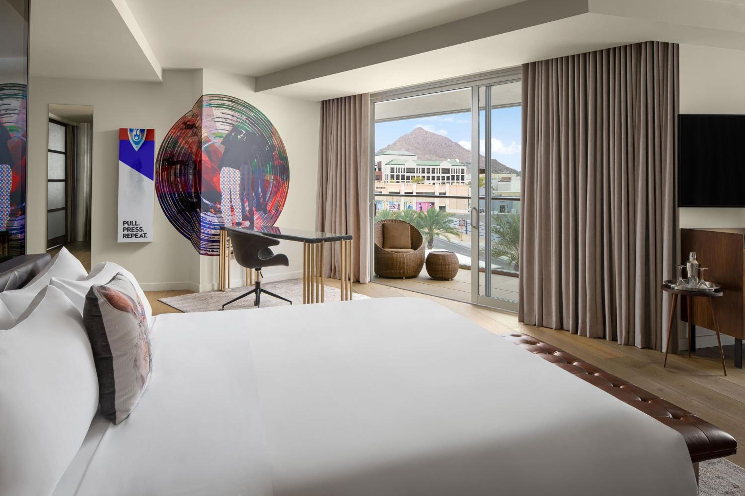 Premier King Suite with View and Balcony - Photo 4
