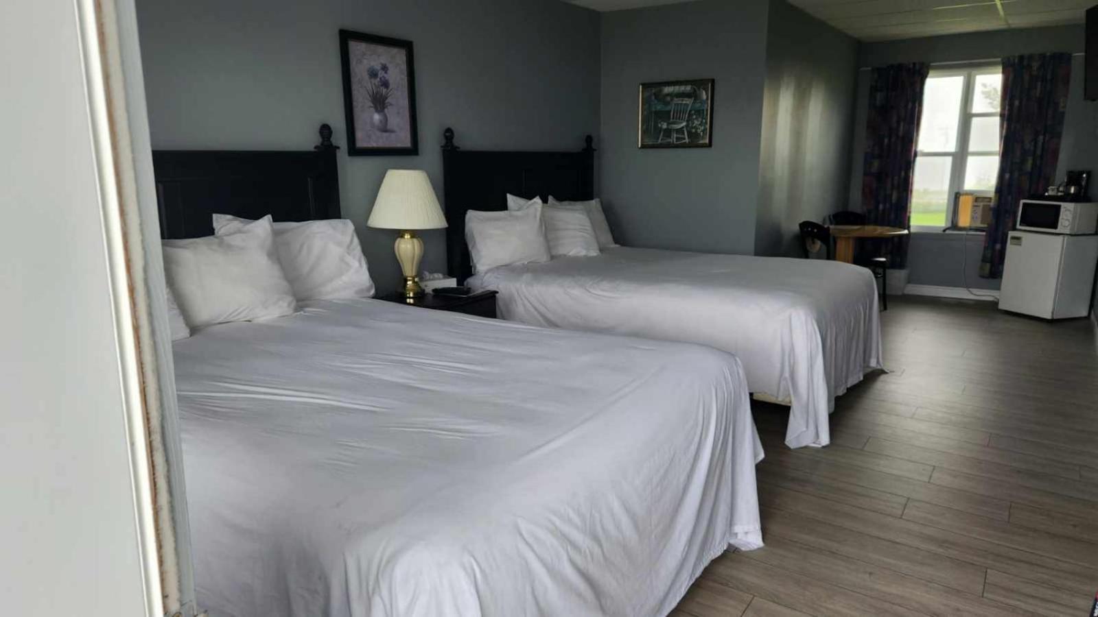 Queen Room with Two Queen Beds photo 1