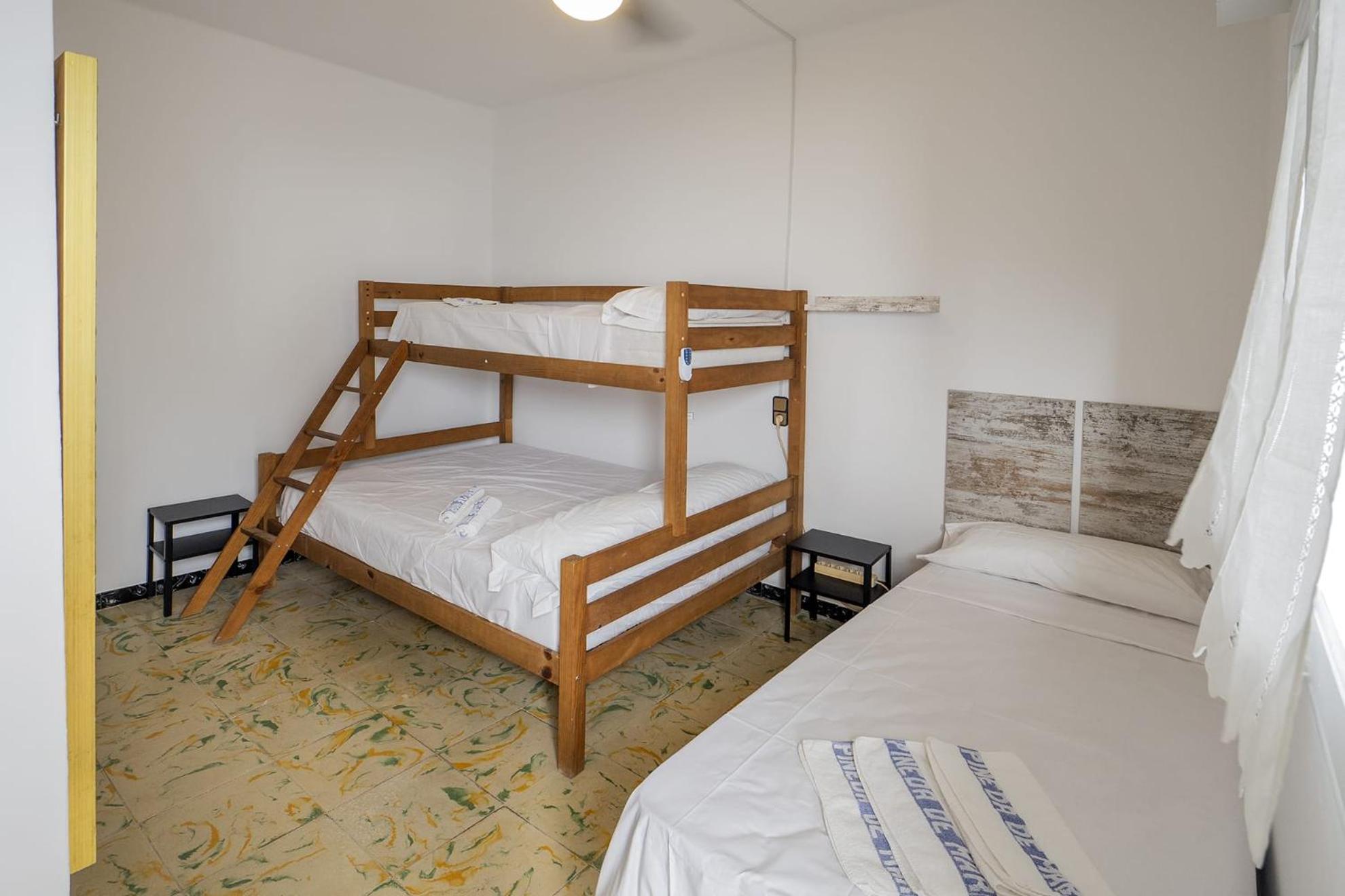 Economy Quadruple Room with Shared Bathroom photo 2