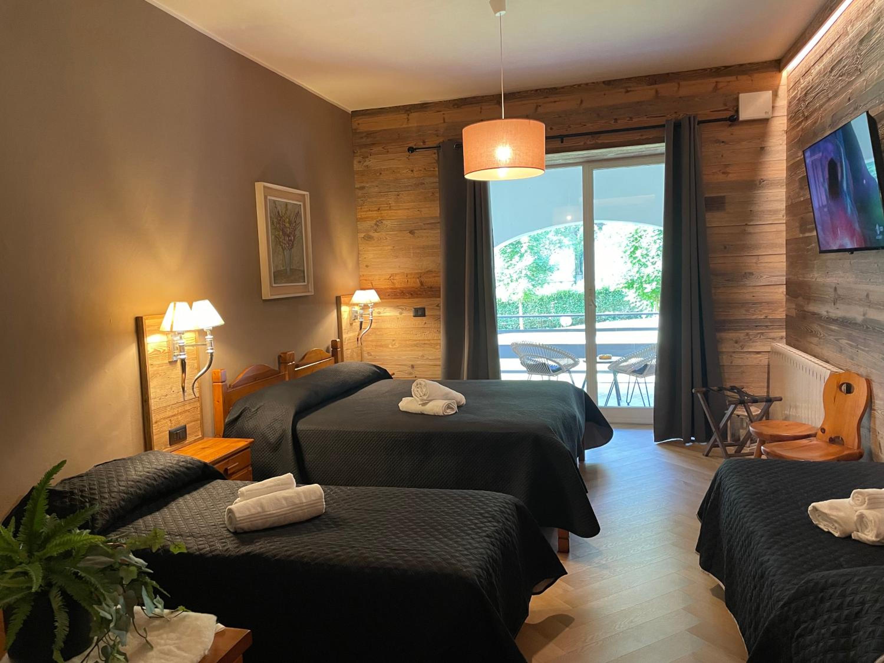 Deluxe Double Room with Balcony - Photo 12