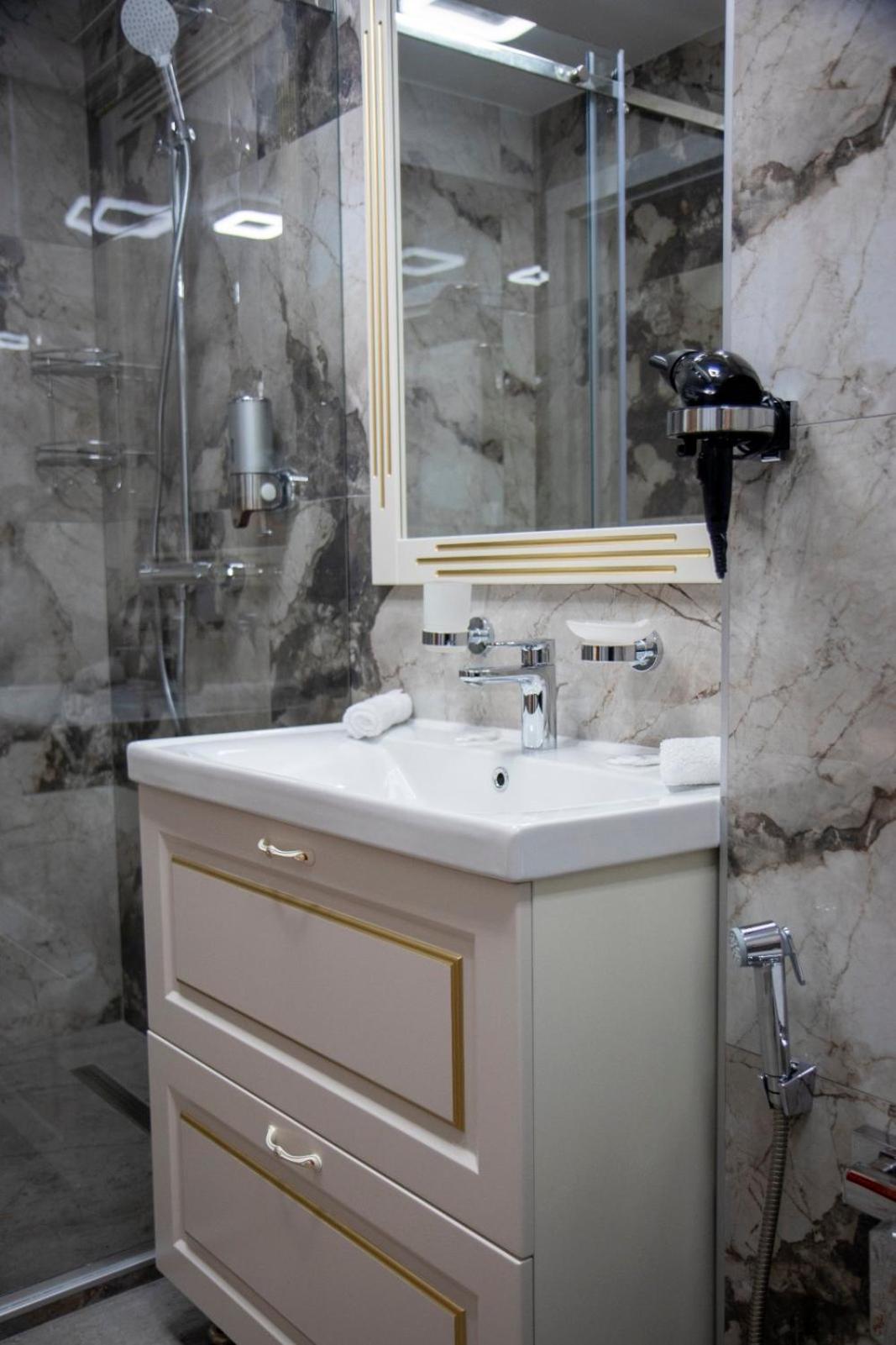 Deluxe Queen Suite