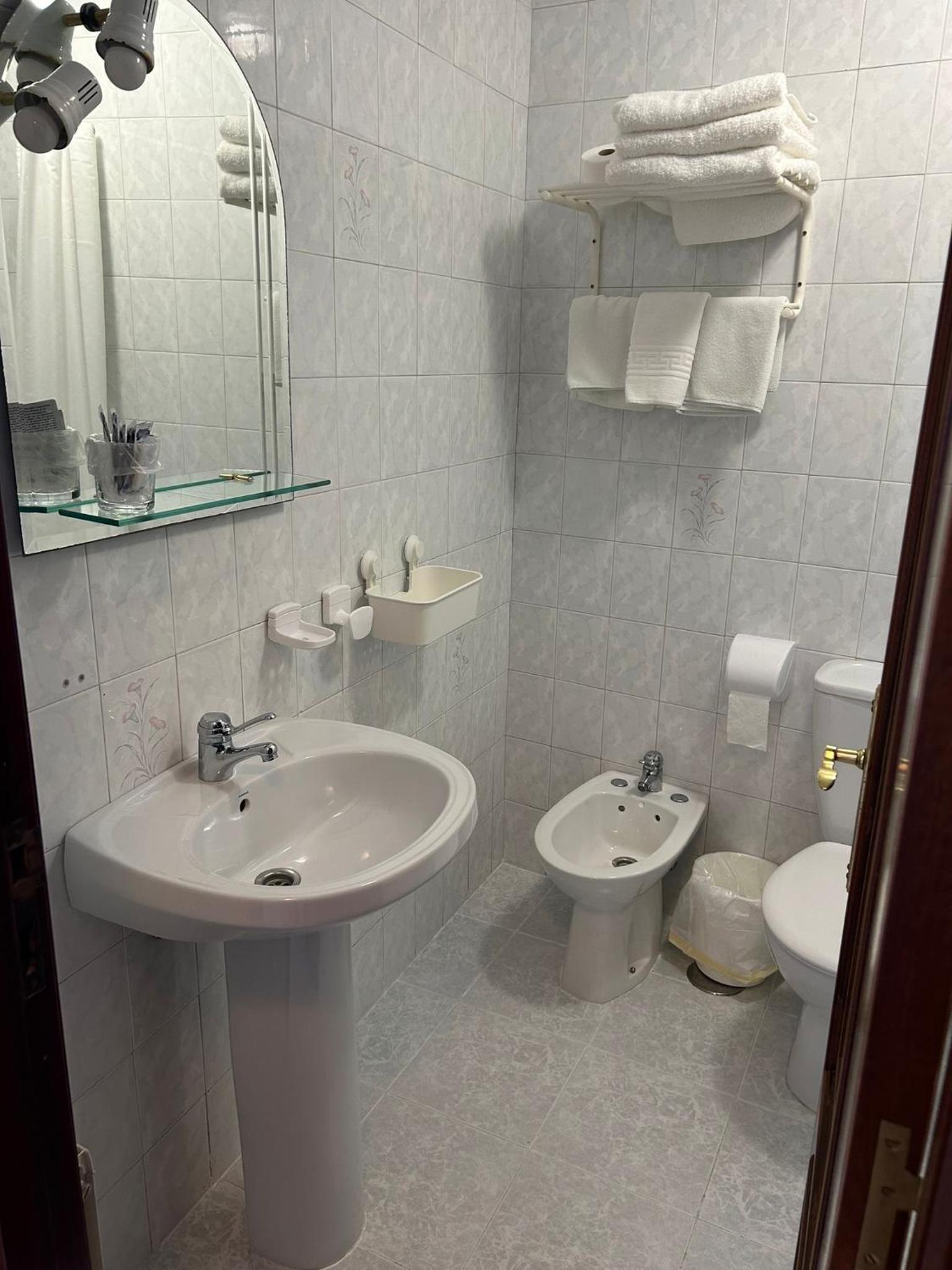 Double Room with Private Bathroom - Photo 2