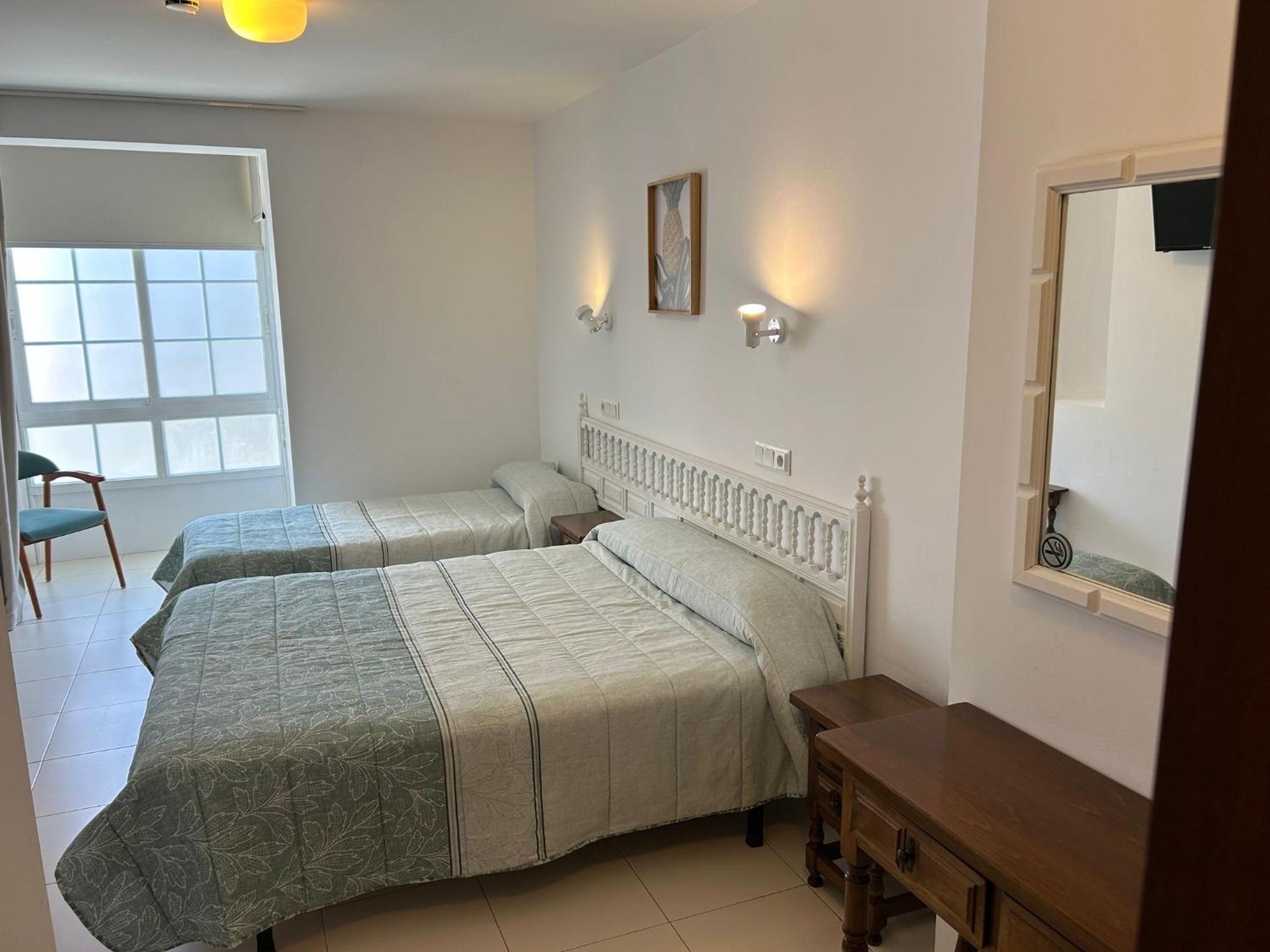Double Room with Private Bathroom - Photo 3