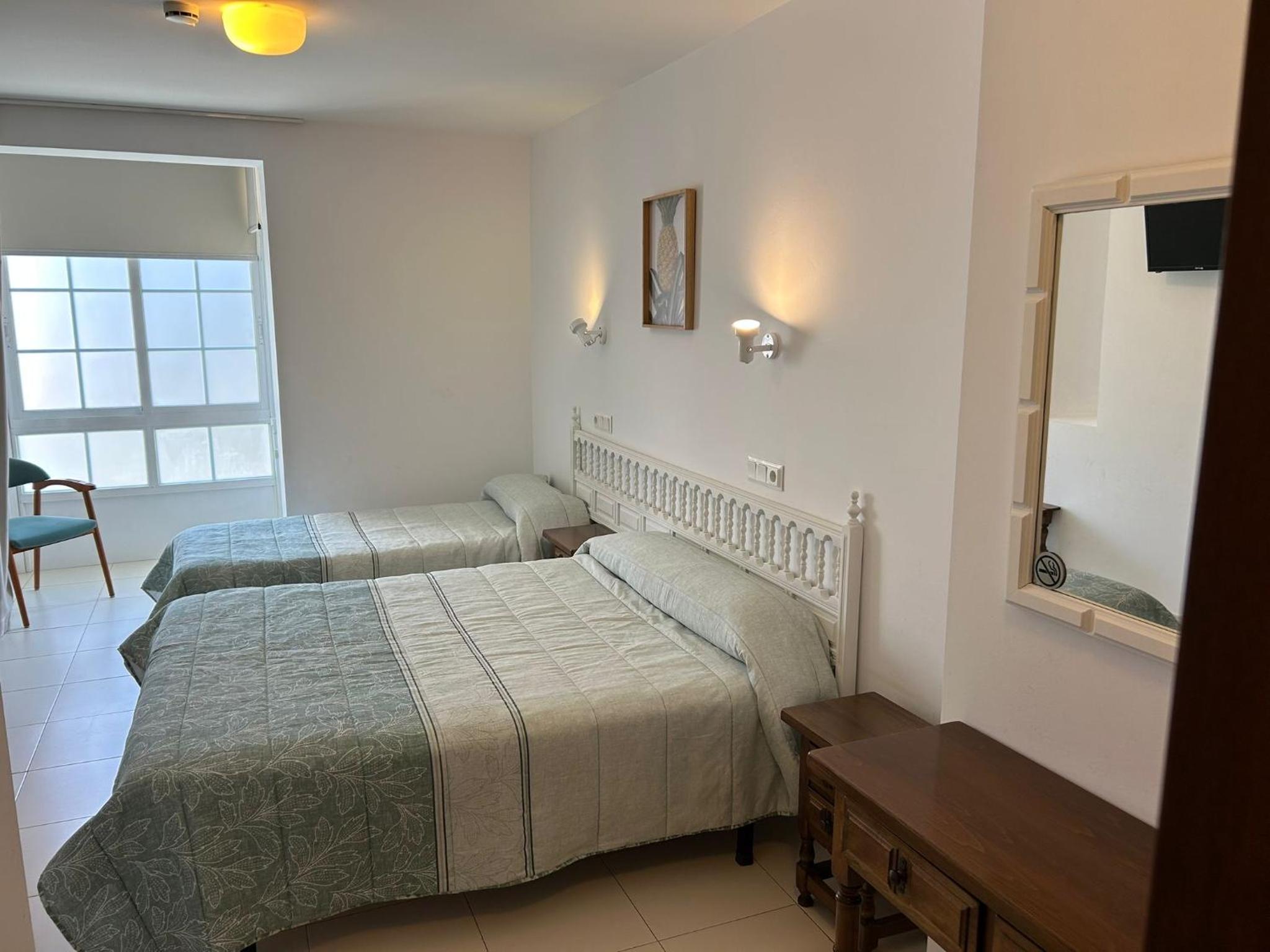 Double Room with Private Bathroom - Photo 4
