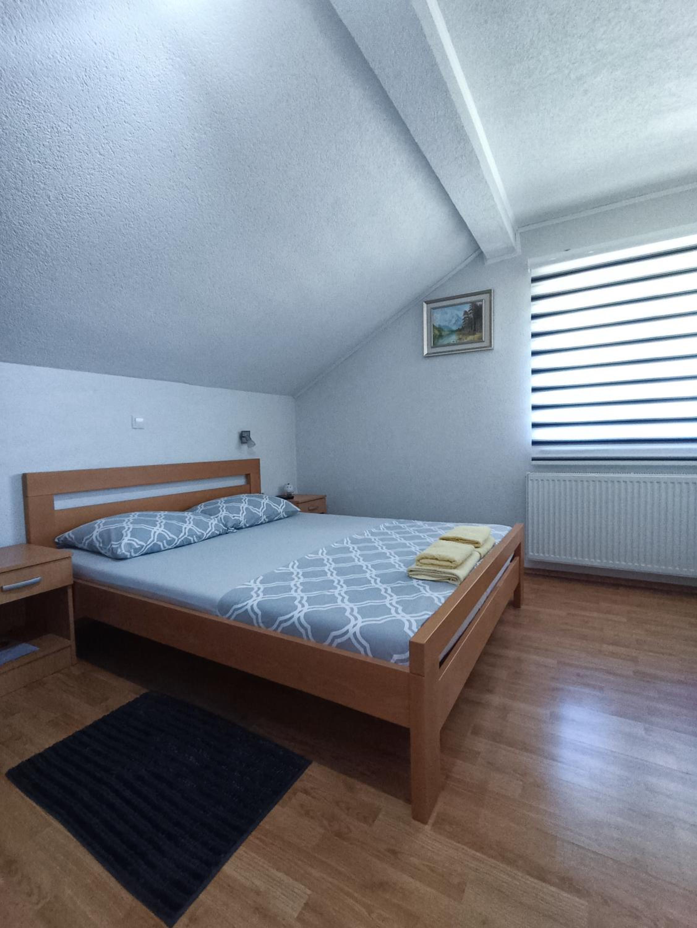 Double Room with Private Bathroom - Photo 10