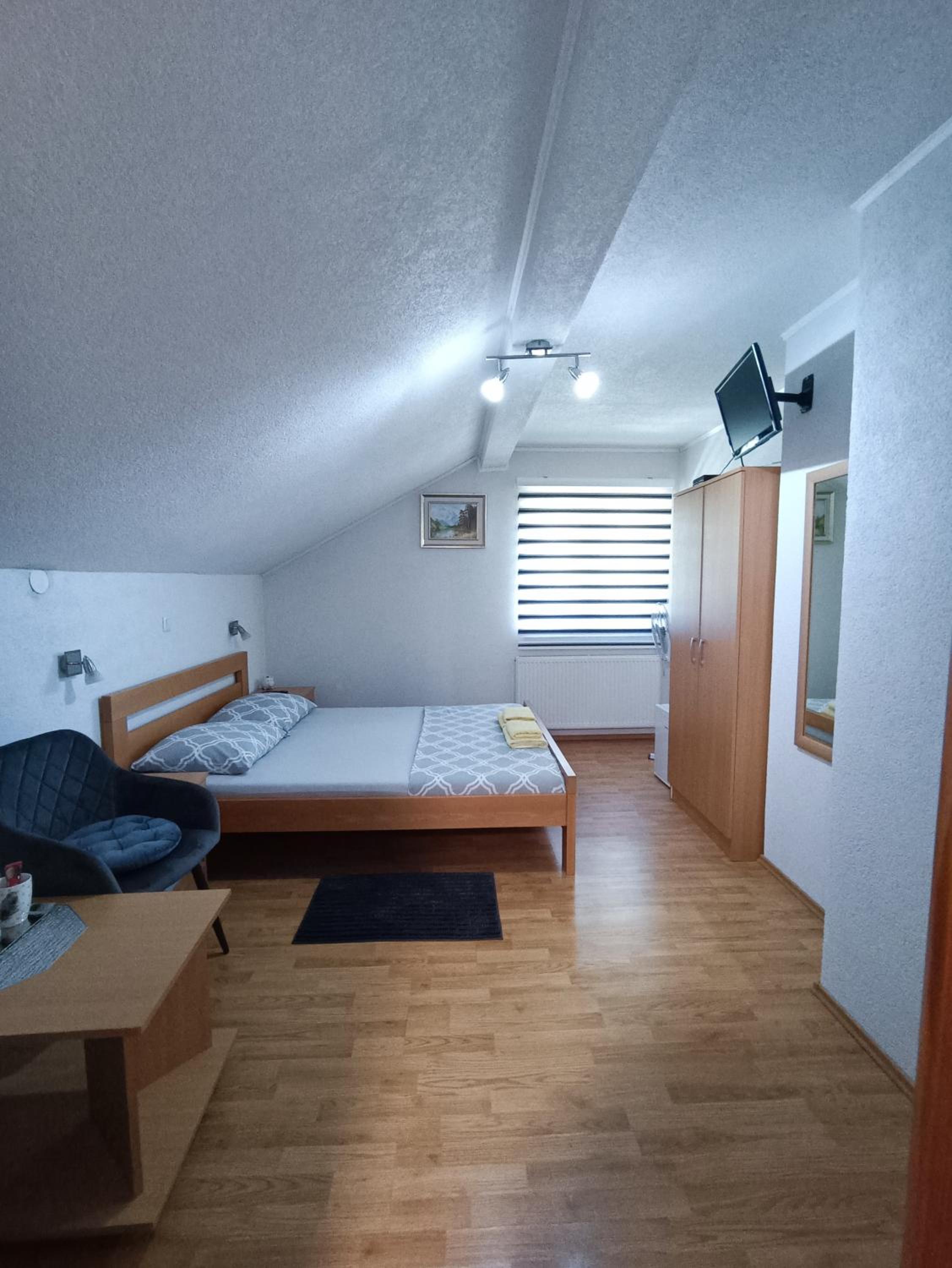 Double Room with Private Bathroom - Photo 11
