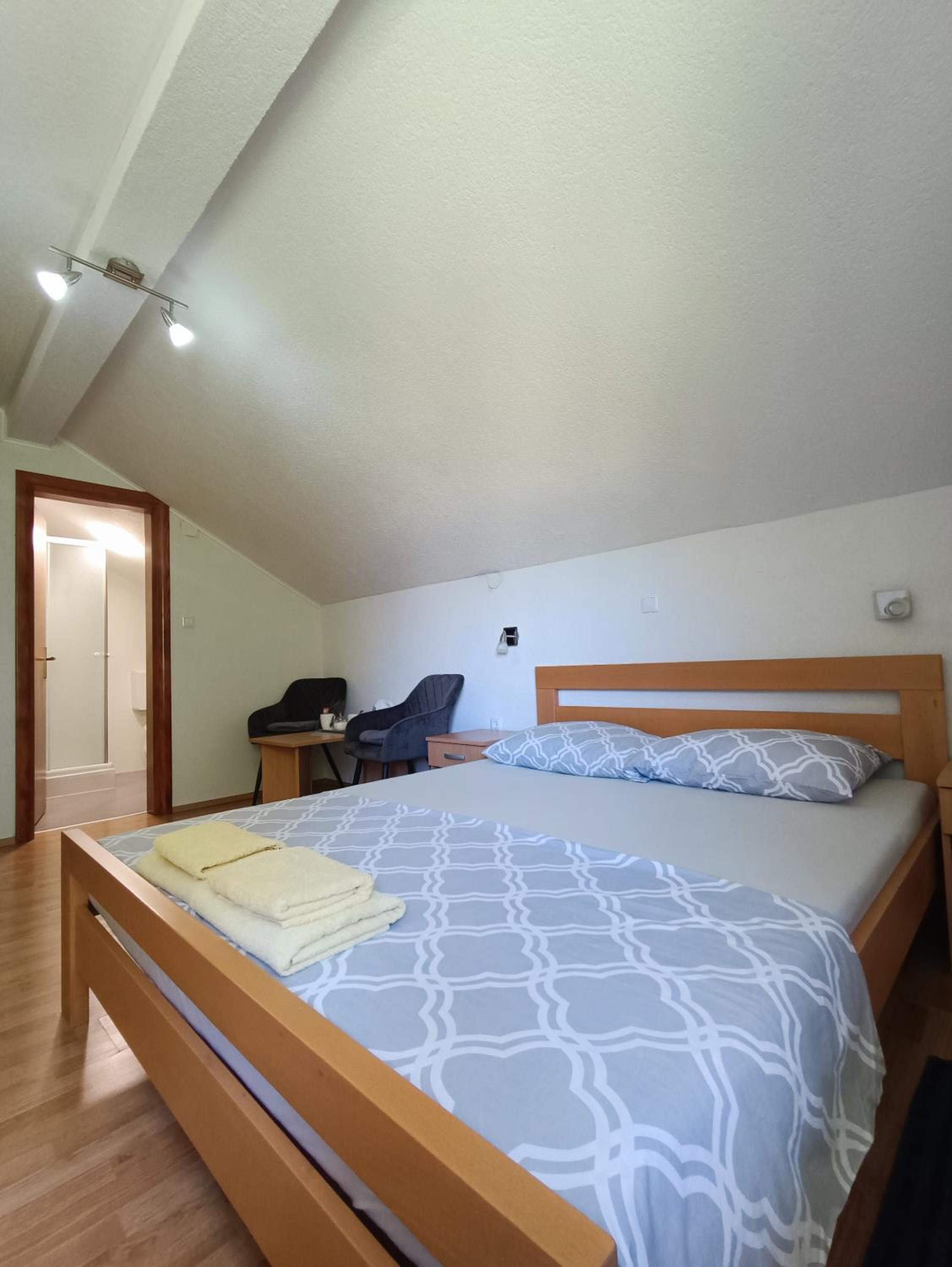Double Room with Private Bathroom - Photo 13