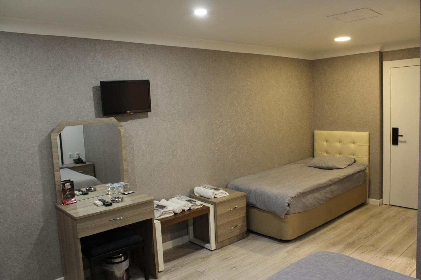 Economy Triple Room photo 1