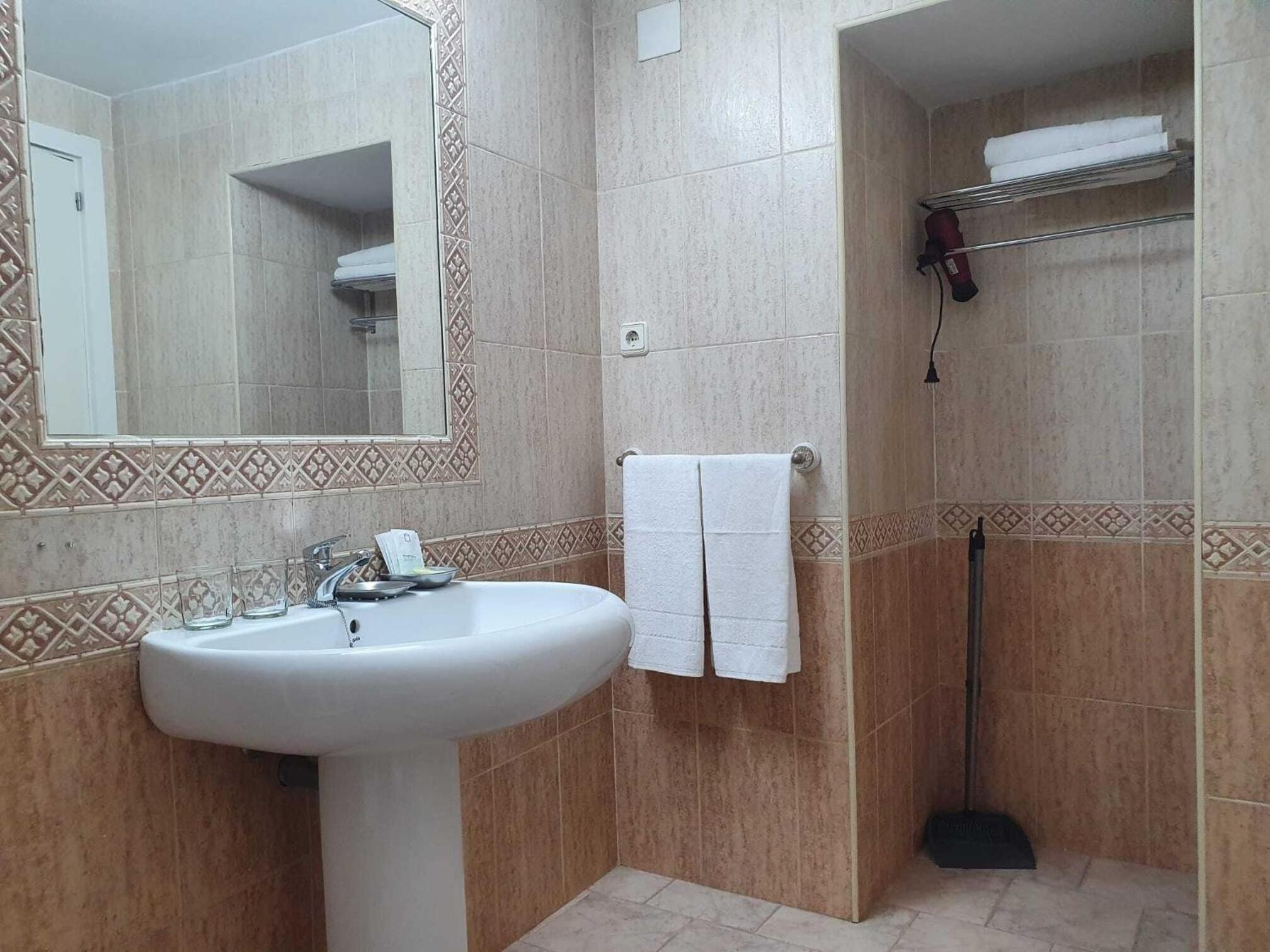 Economy Double Room - Photo 5