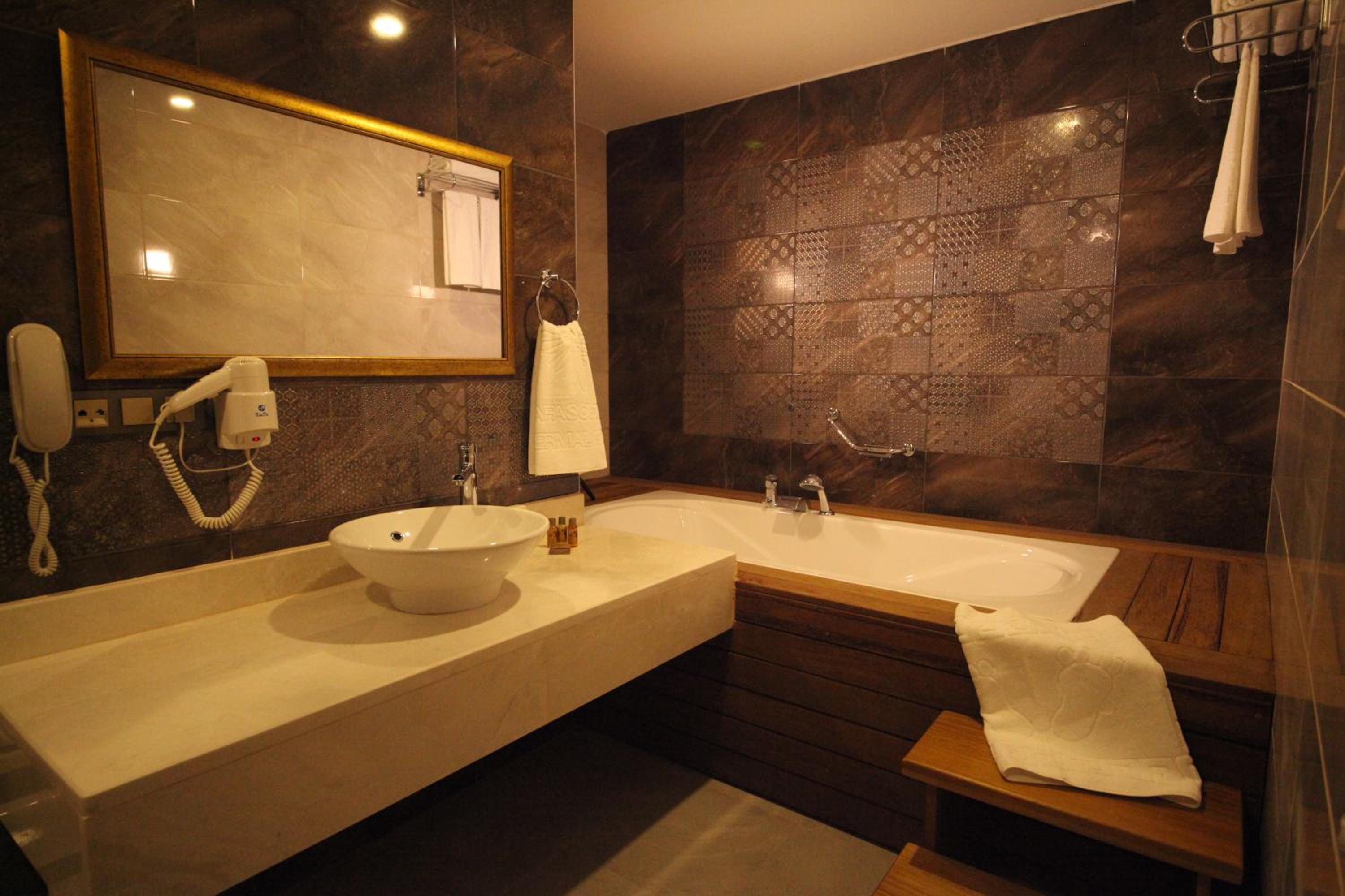 Deluxe Suite with Spa Bath photo 3