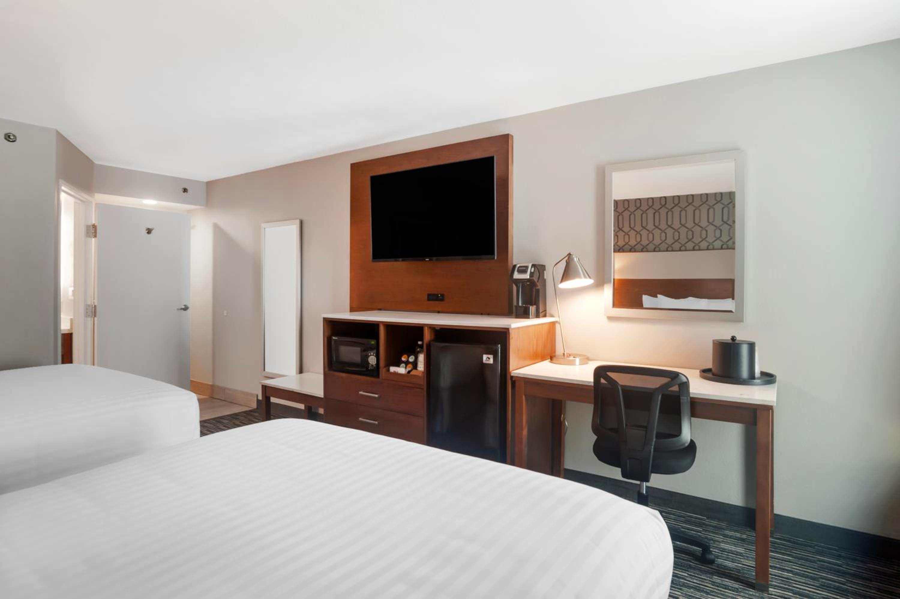 Queen Room with Two Queen Beds - Non-Smoking thumbnail 5