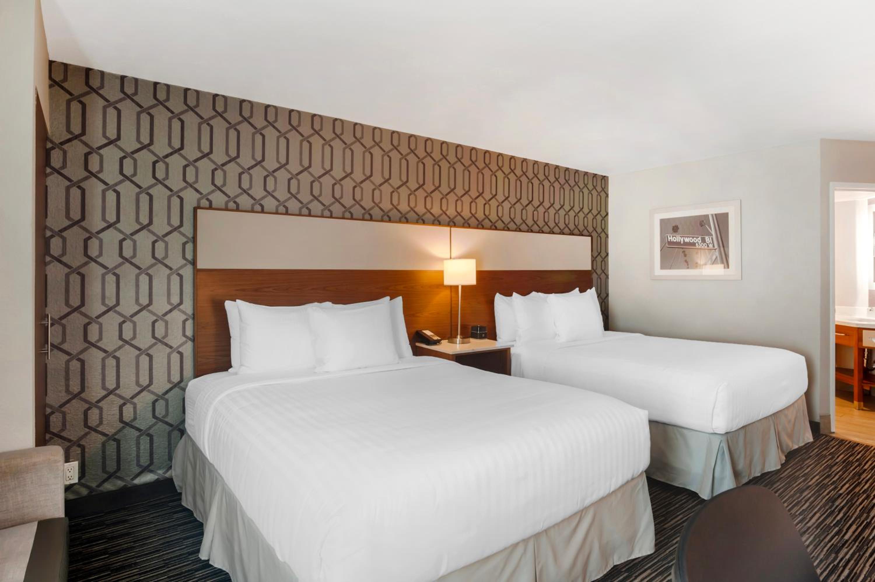 Queen Room with Two Queen Beds - Non-Smoking thumbnail 6
