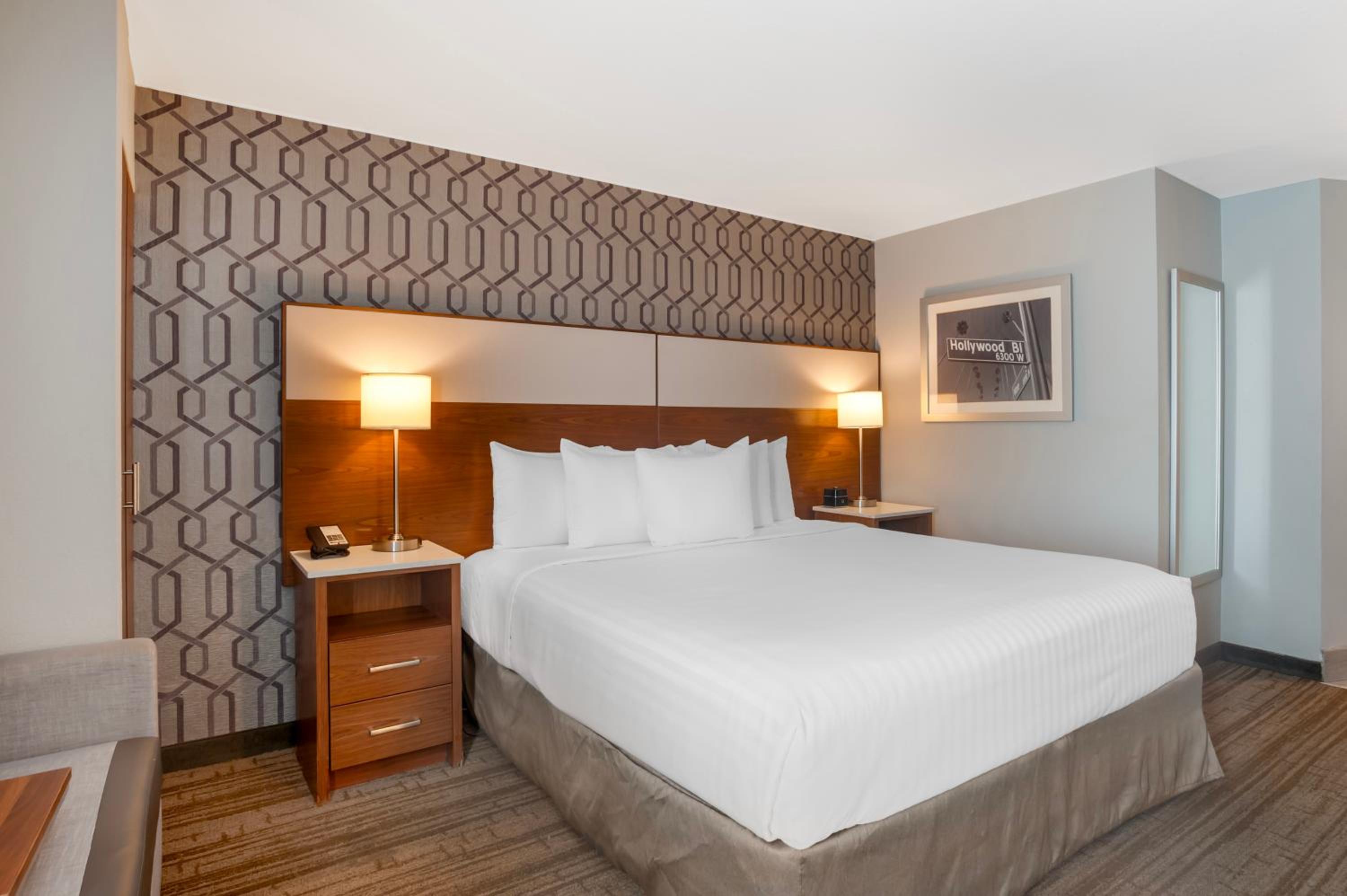 King Room with Walk-in Shower - Mobility Access/Non-Smoking