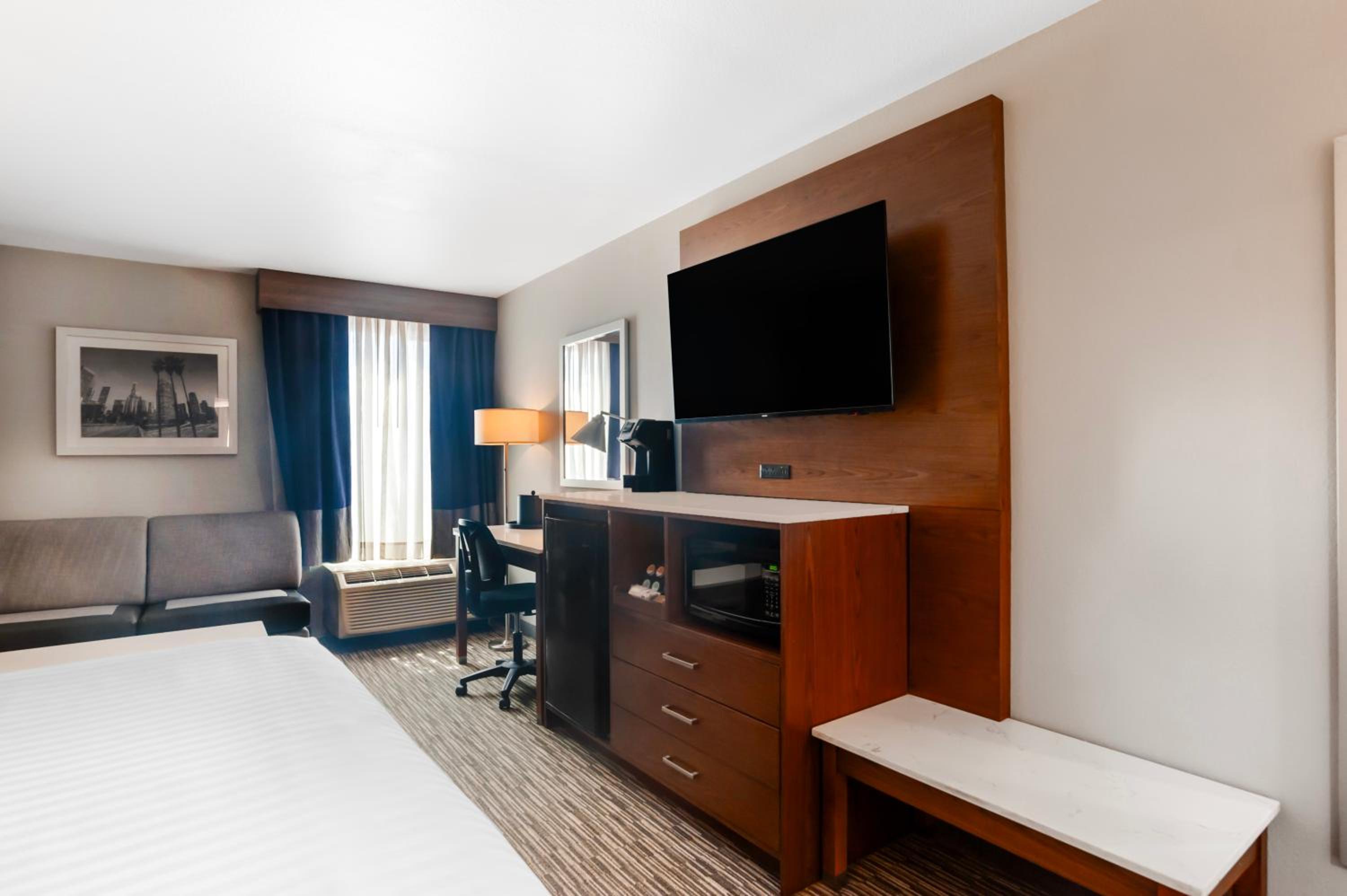 King Room with Sofa Bed - Non-Smoking