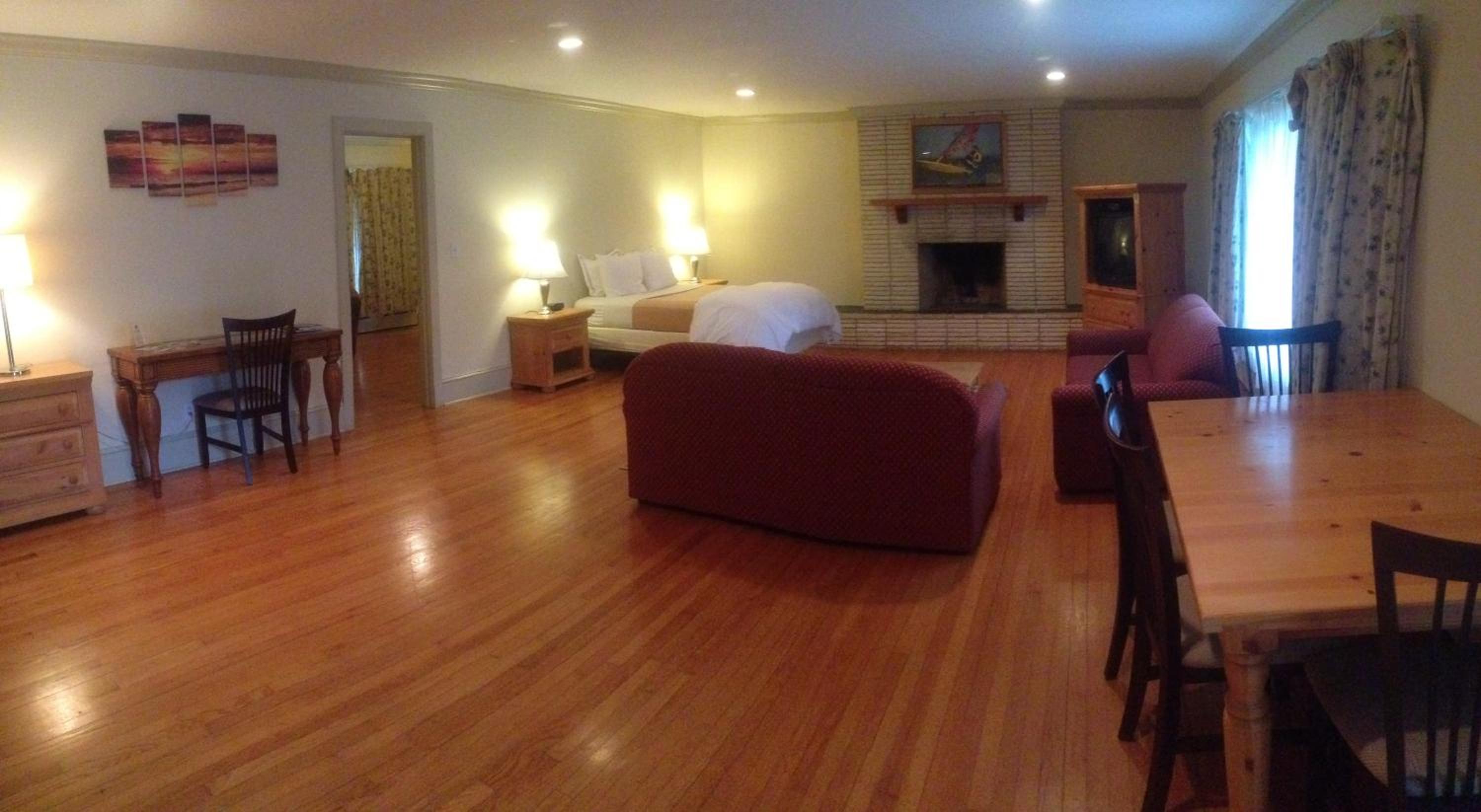 Queen Suite with Two Queen Beds - Photo 1