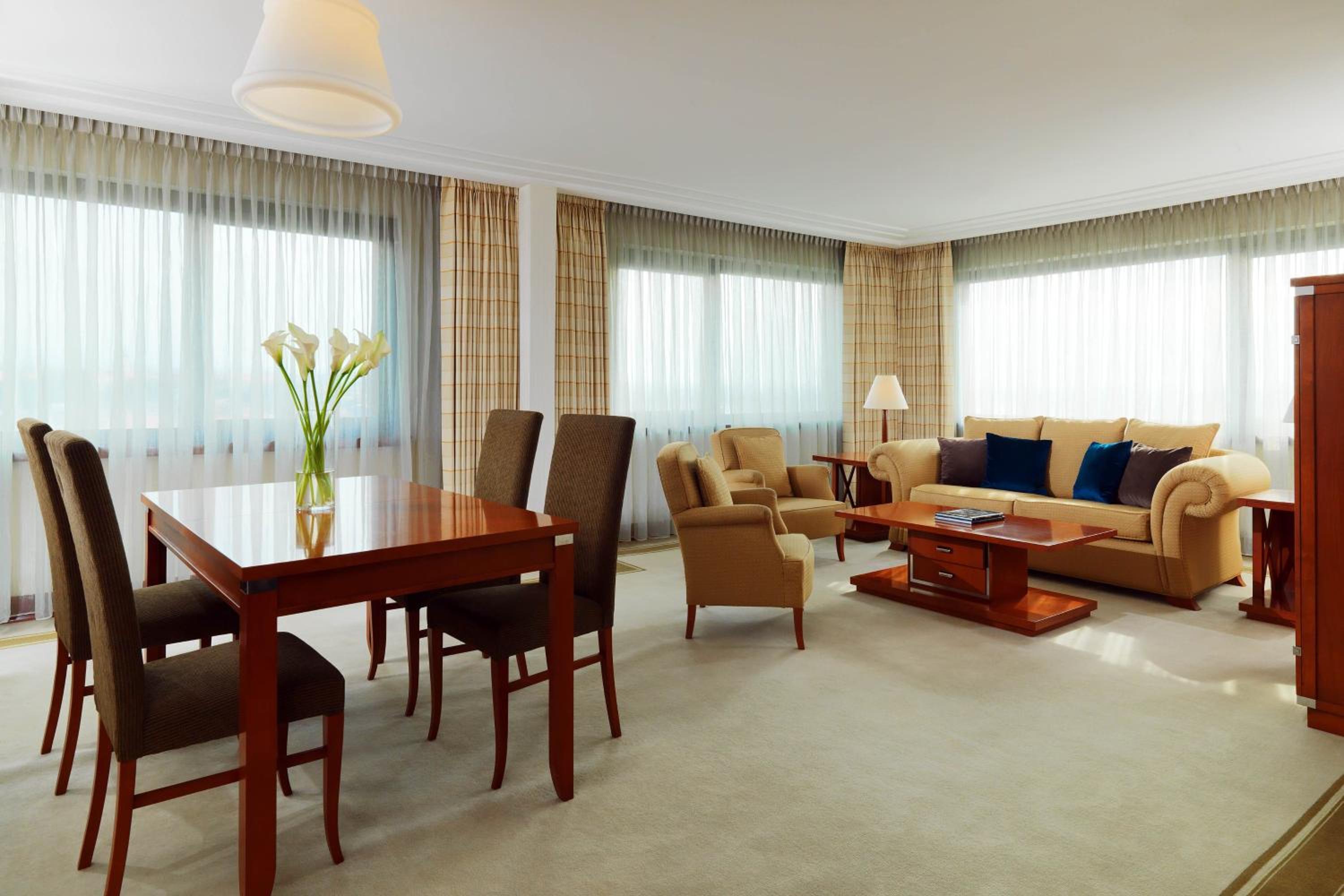 Deluxe Suite, 1 Bedroom Larger Suite, City view - Photo 3