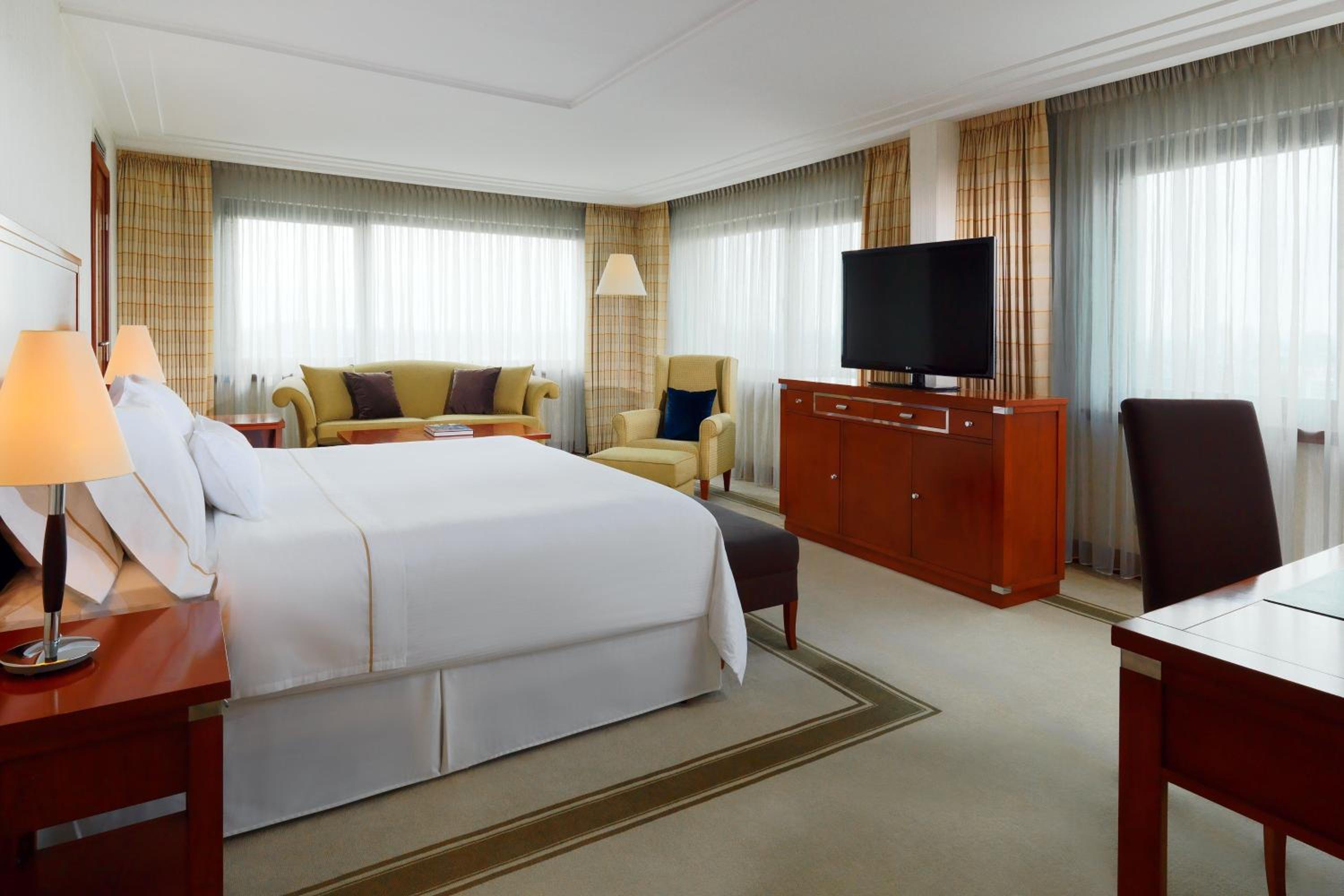 Deluxe Suite, 1 Bedroom Larger Suite, City view - Photo 2