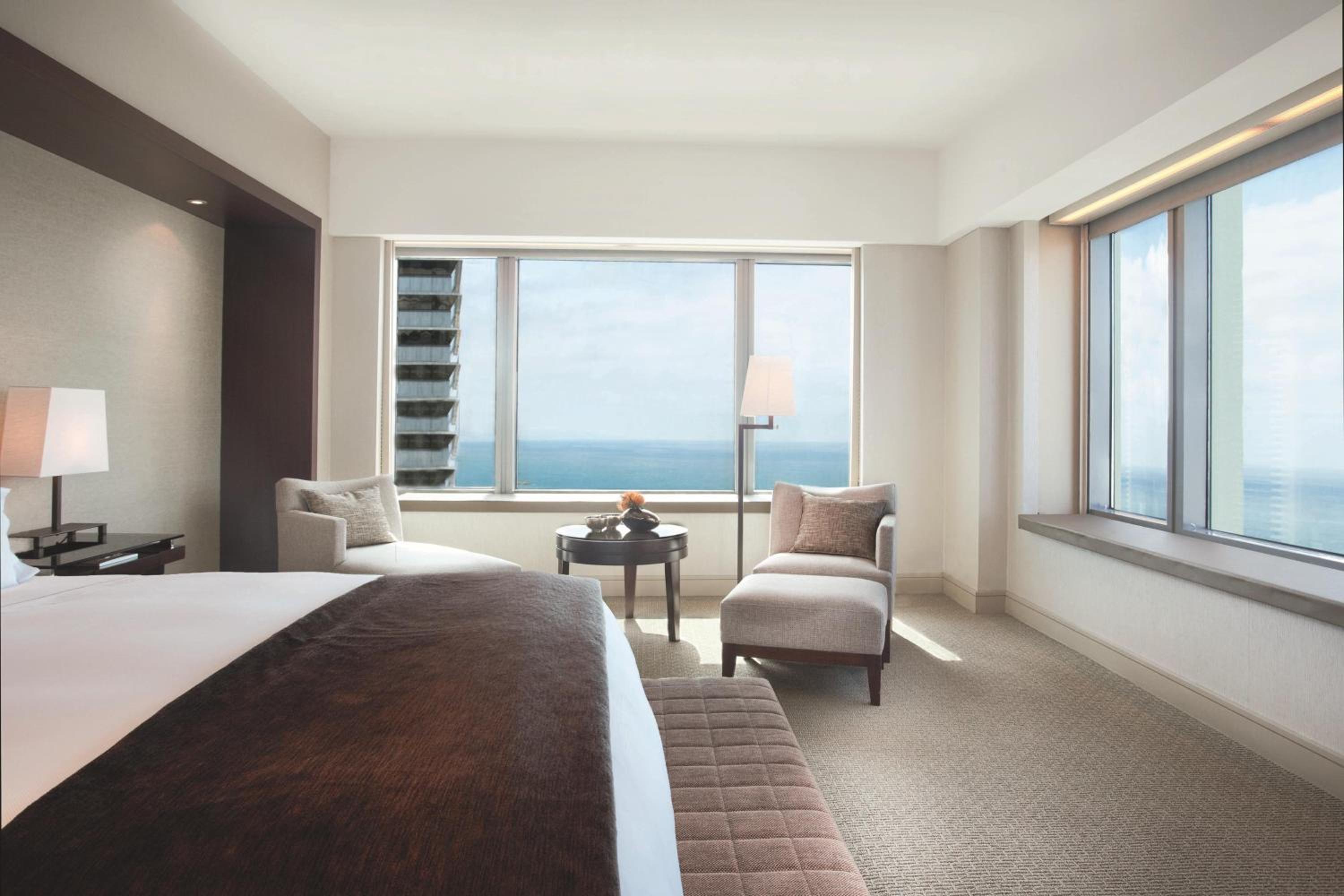 Club Deluxe King Room - Club Level/Upper Floor thumbnail 5