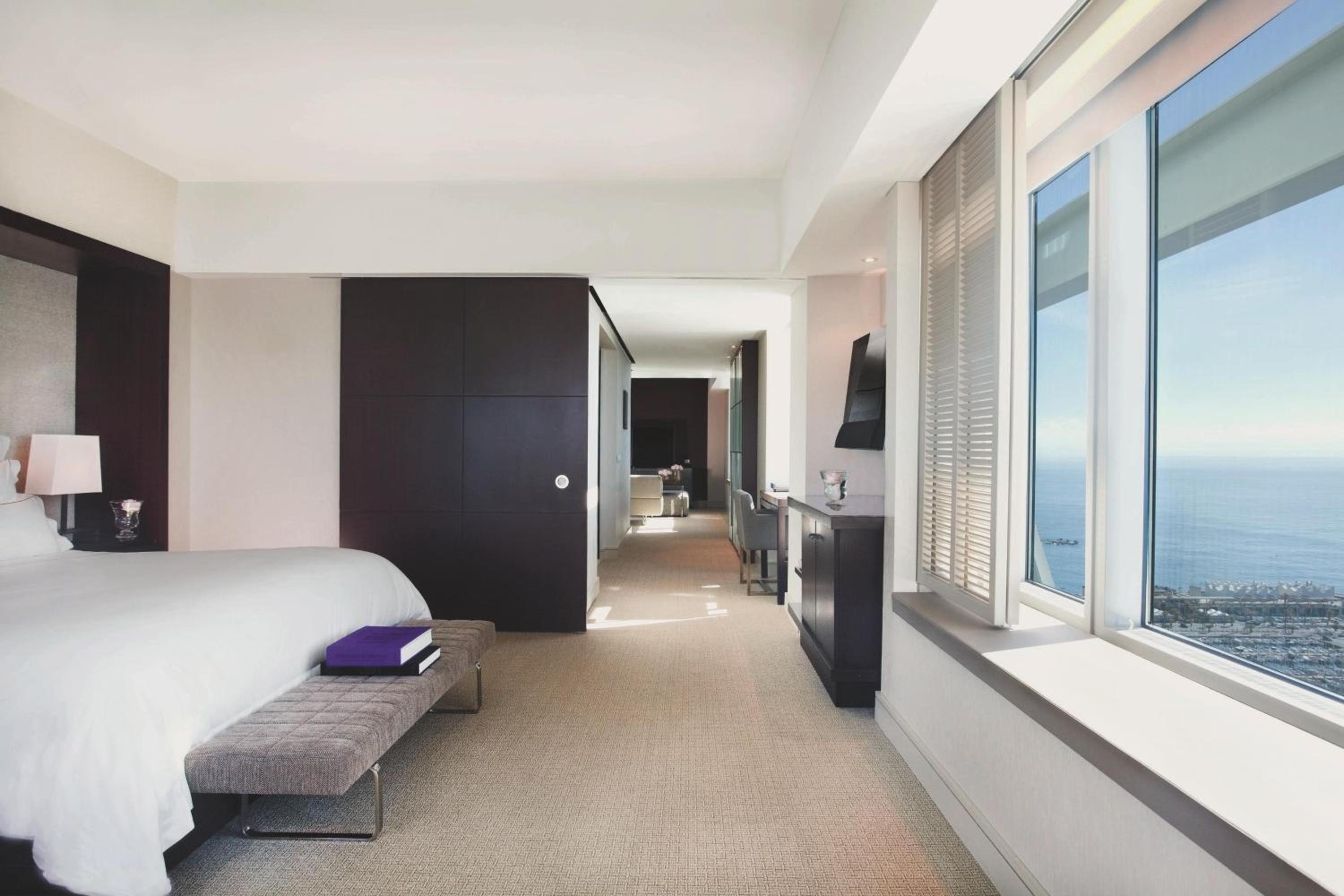 Horizon One-Bedroom King Suite with Sea Front