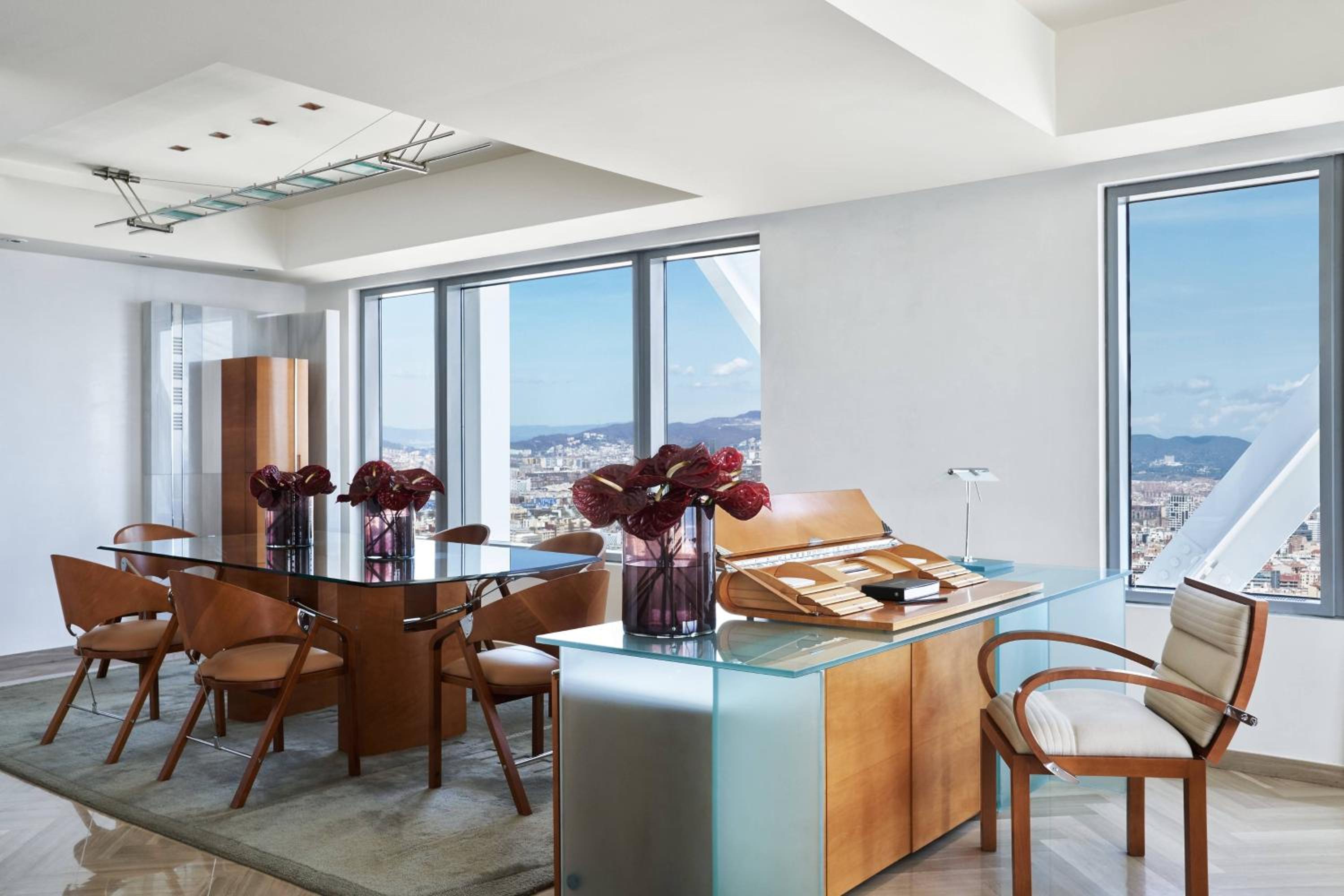 Bi-Level Loft With Skyline View thumbnail 5