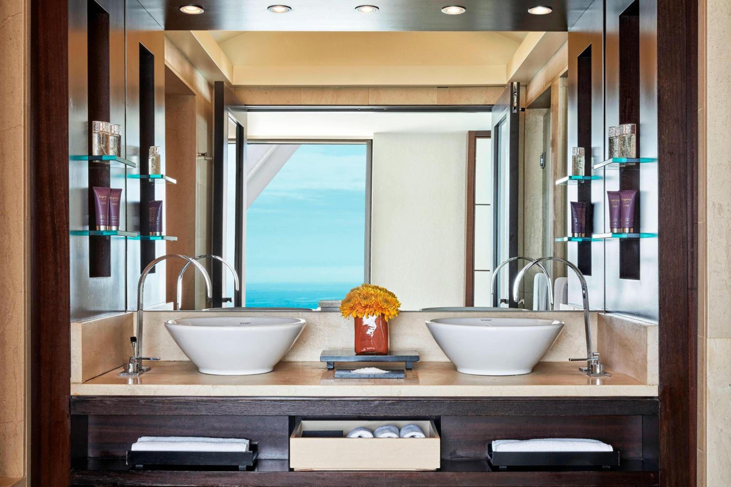 Horizon One-Bedroom King Suite with Sea Front