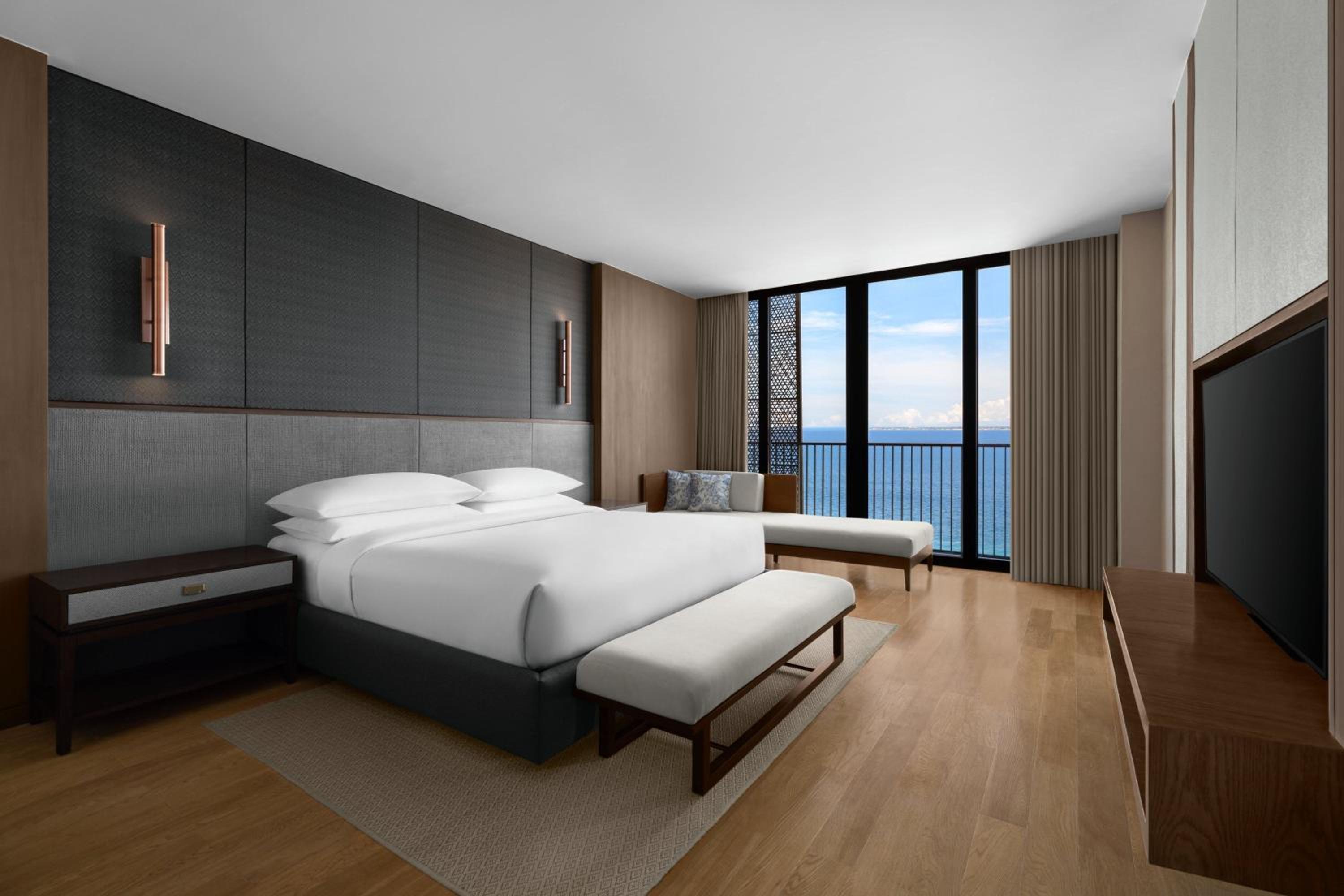 Junior King Suite with Balcony and Ocean View - Photo 1