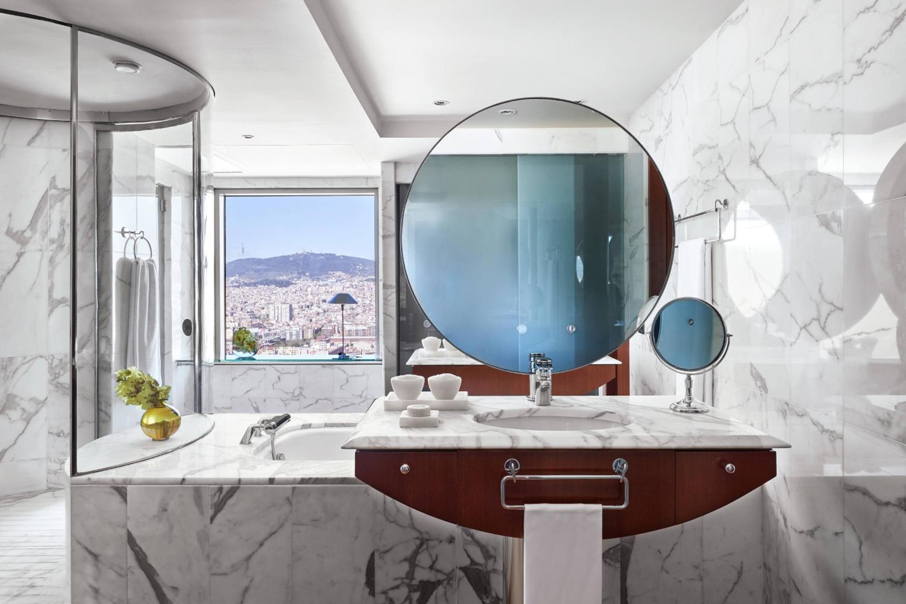 One-Bedroom Penthouse With Skyline View
