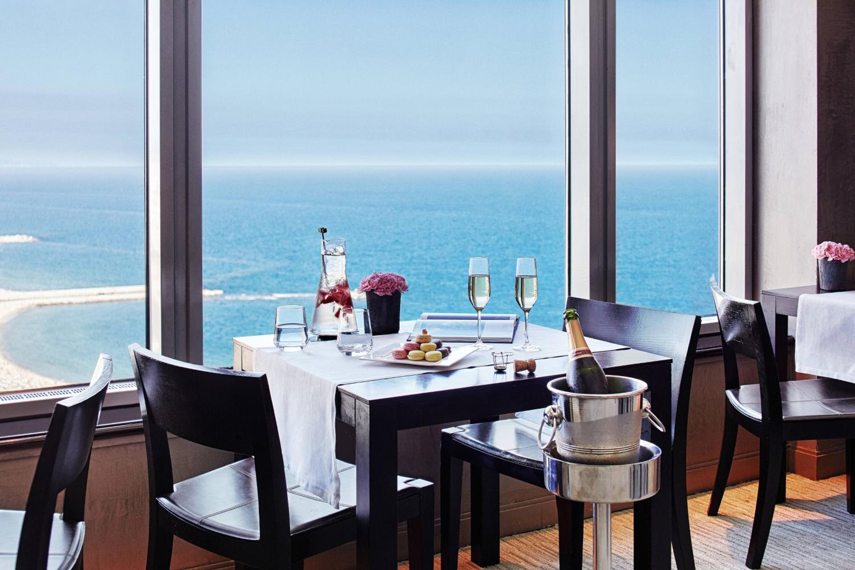 Club Deluxe King Room - Club Level/Upper Floor